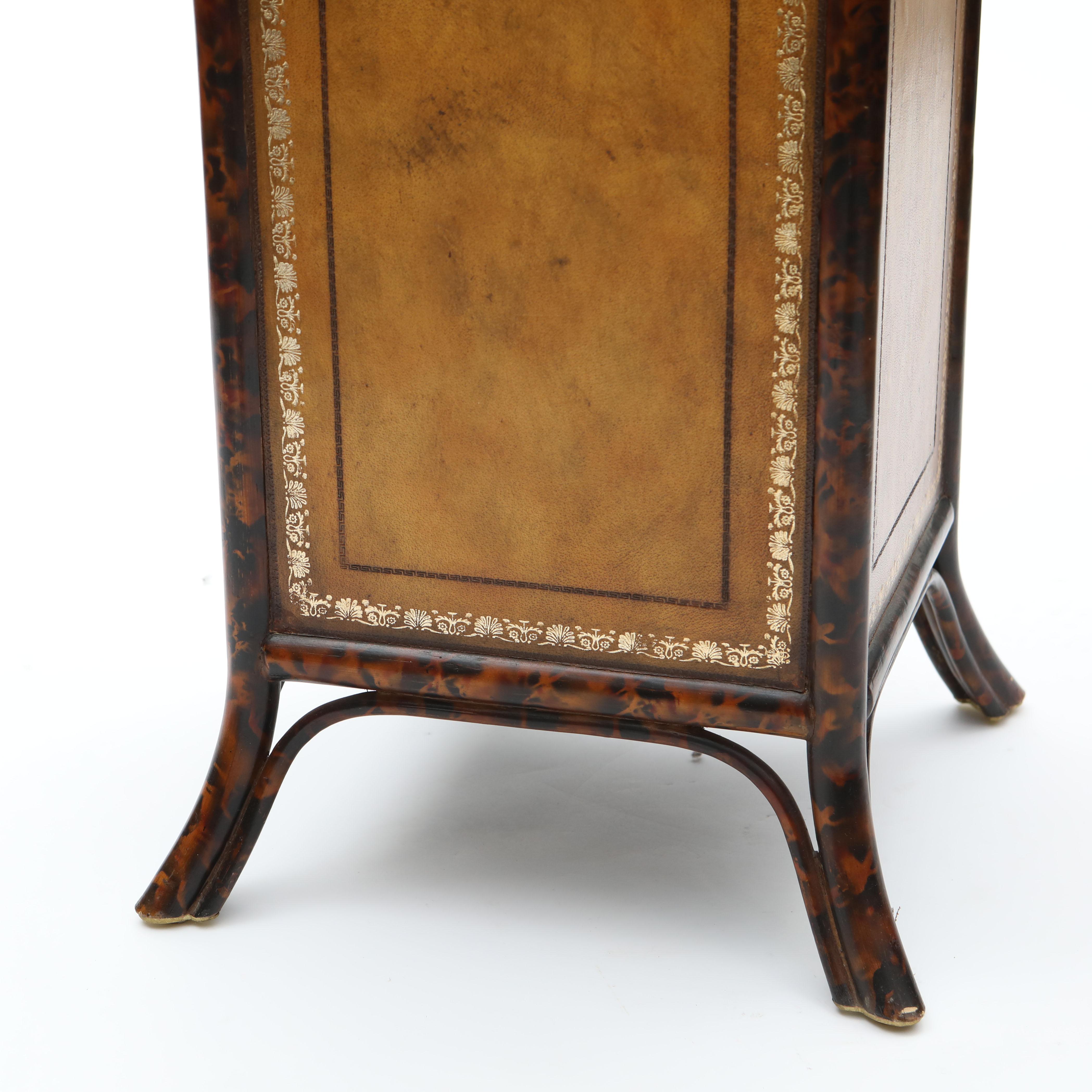 Elegante e slanciata cassapanca di Wellington rivestita in pelle lavorata di Maitland Smith in vendita 3