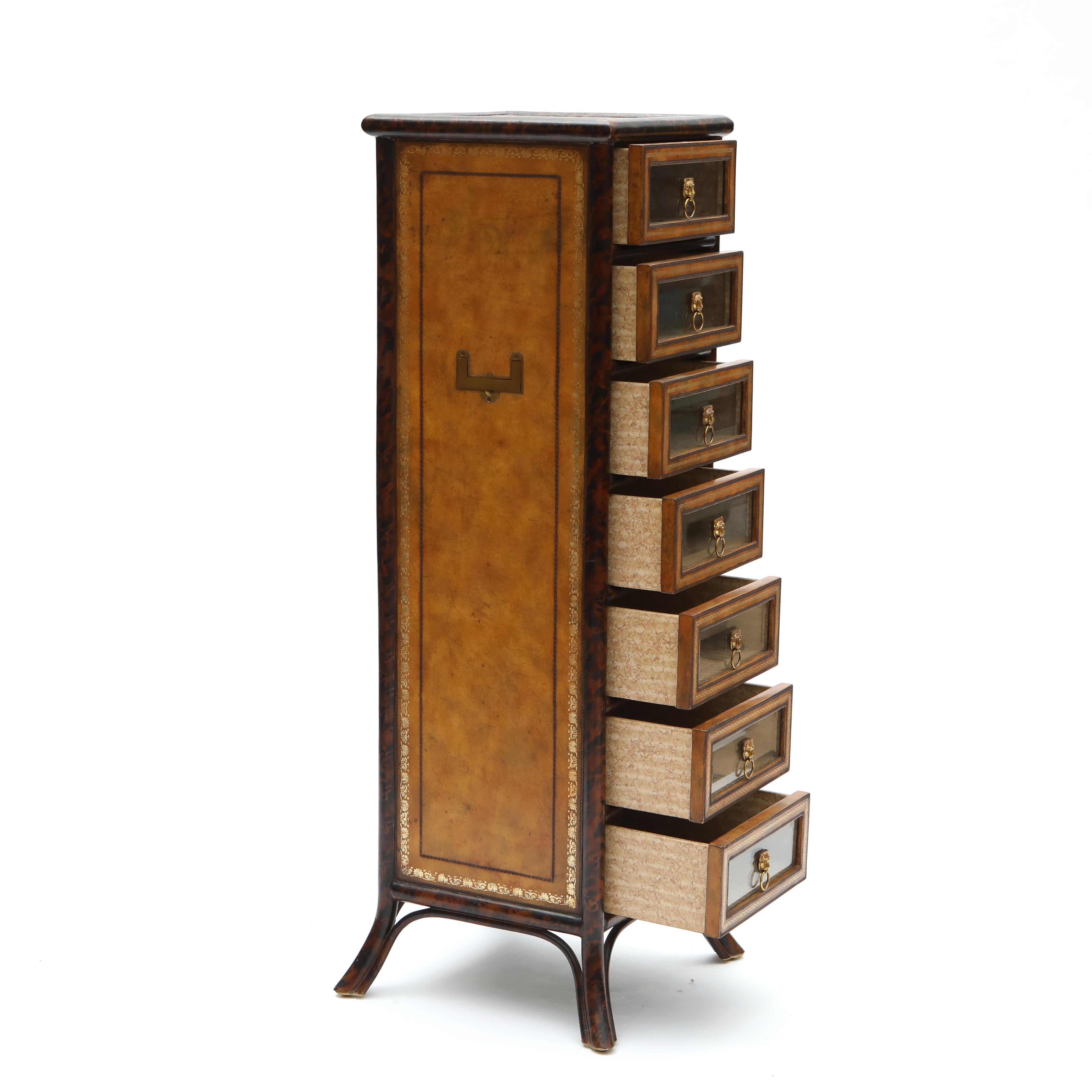 Cassettone con 7 cassetti di Maitland Smith Wellington.

Realizzato in legno con una cornice a forma di bambù, decorata a forma di tartaruga.

Il frontale presenta 7 cassetti con frontali in vetro smussato e maniglie in ottone a testa di leone. Il
