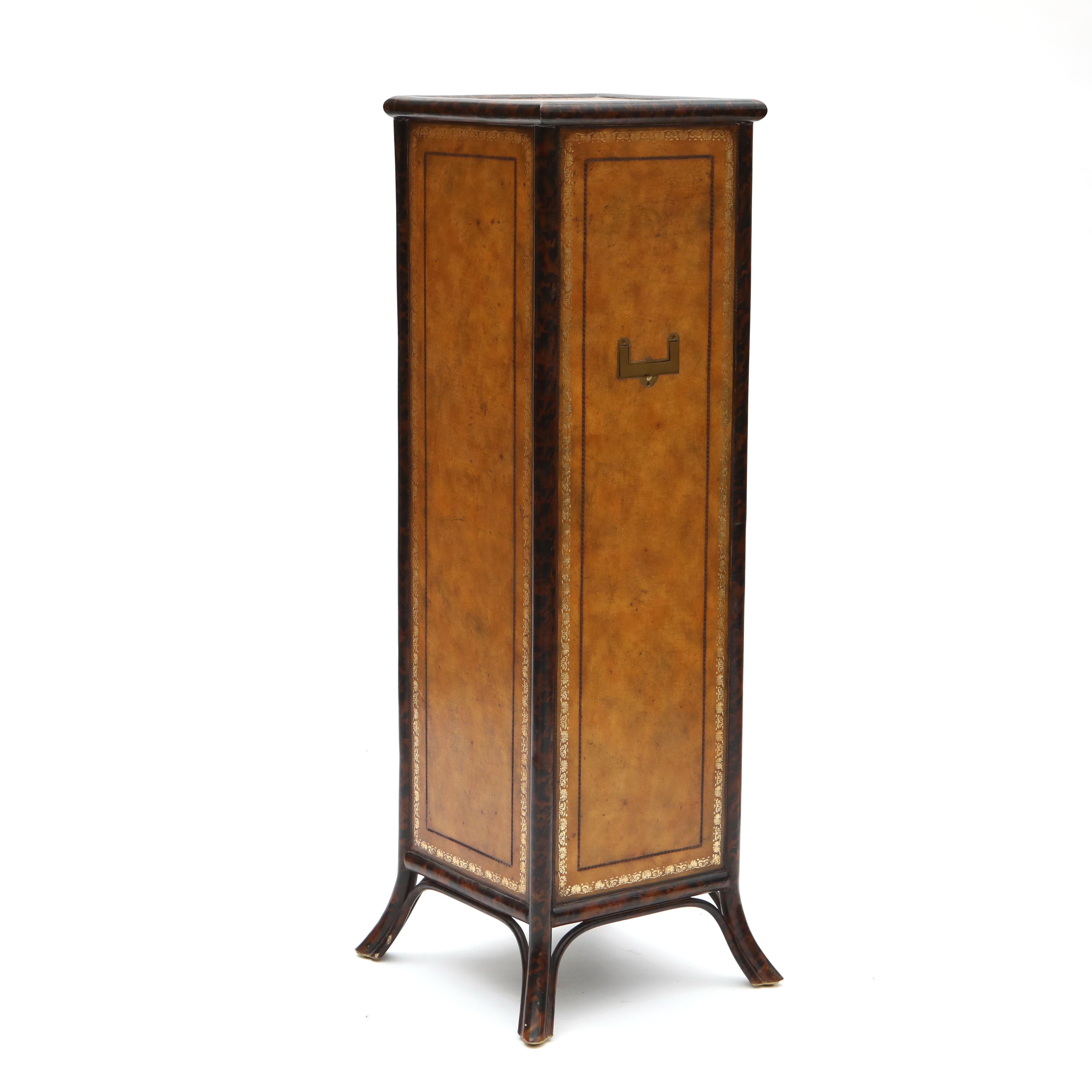 Altro Elegante e slanciata cassapanca di Wellington rivestita in pelle lavorata di Maitland Smith in vendita