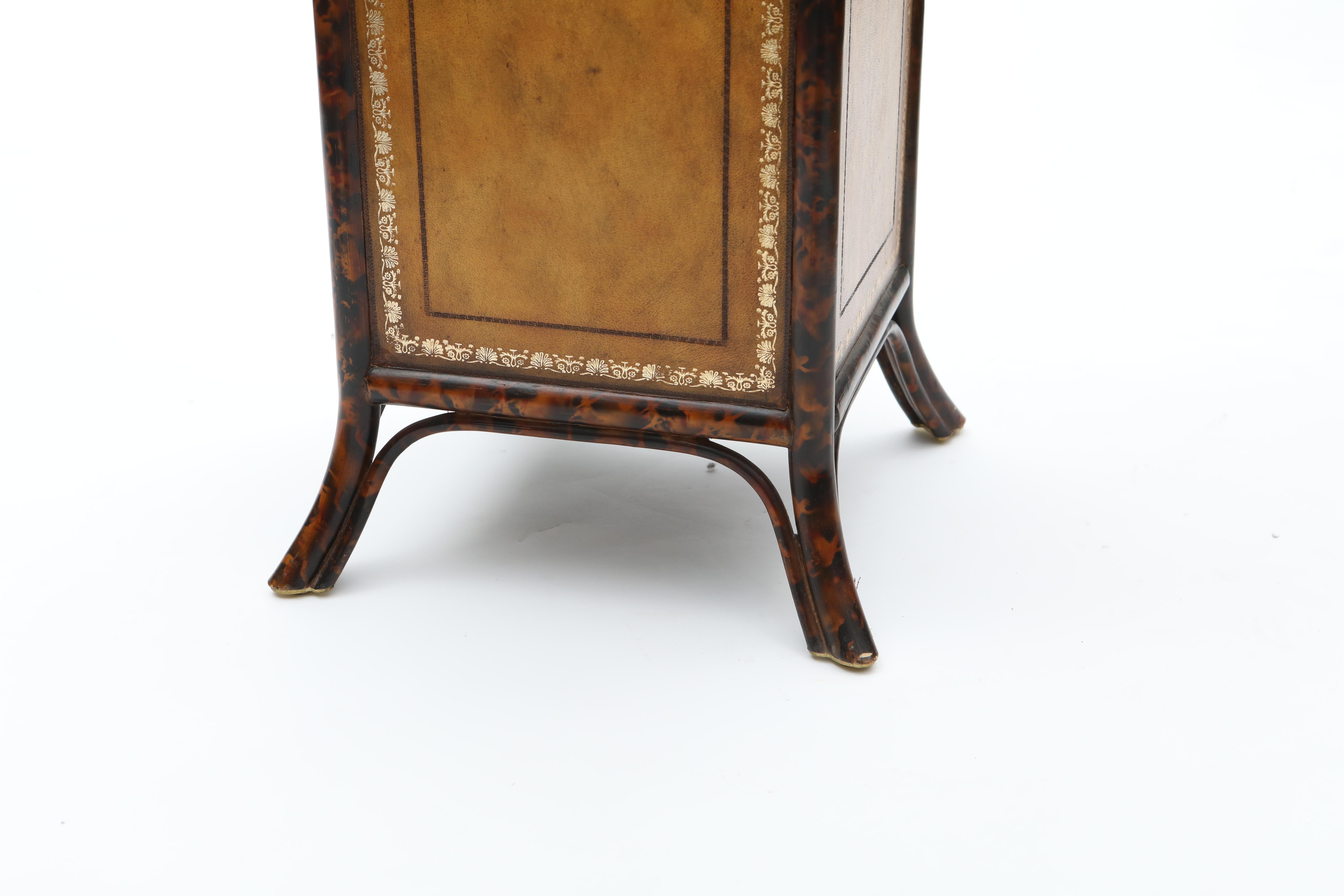 Elegante e slanciata cassapanca di Wellington rivestita in pelle lavorata di Maitland Smith in vendita 2