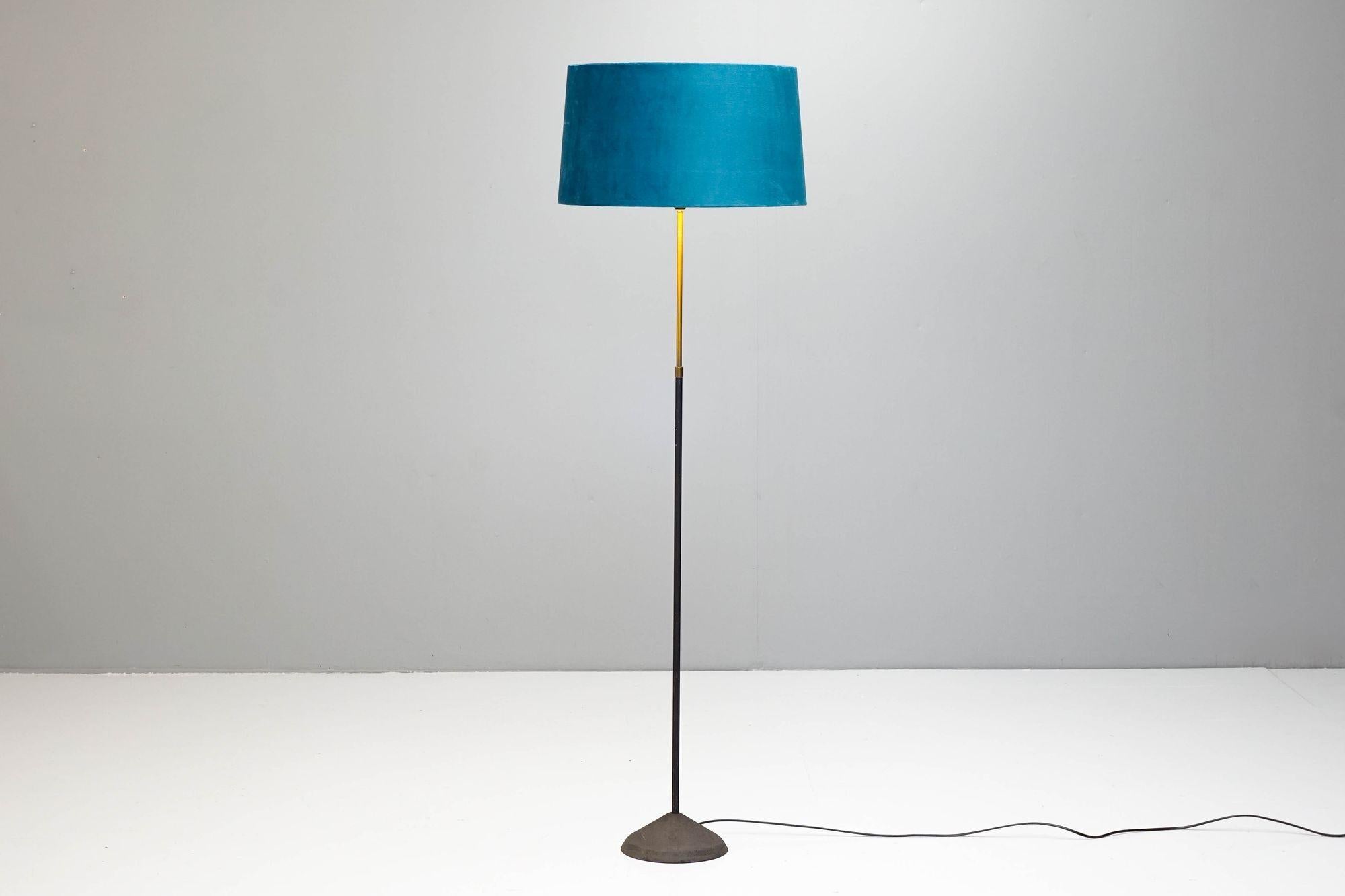Lampada da terra snella di metà secolo in vendita 1
