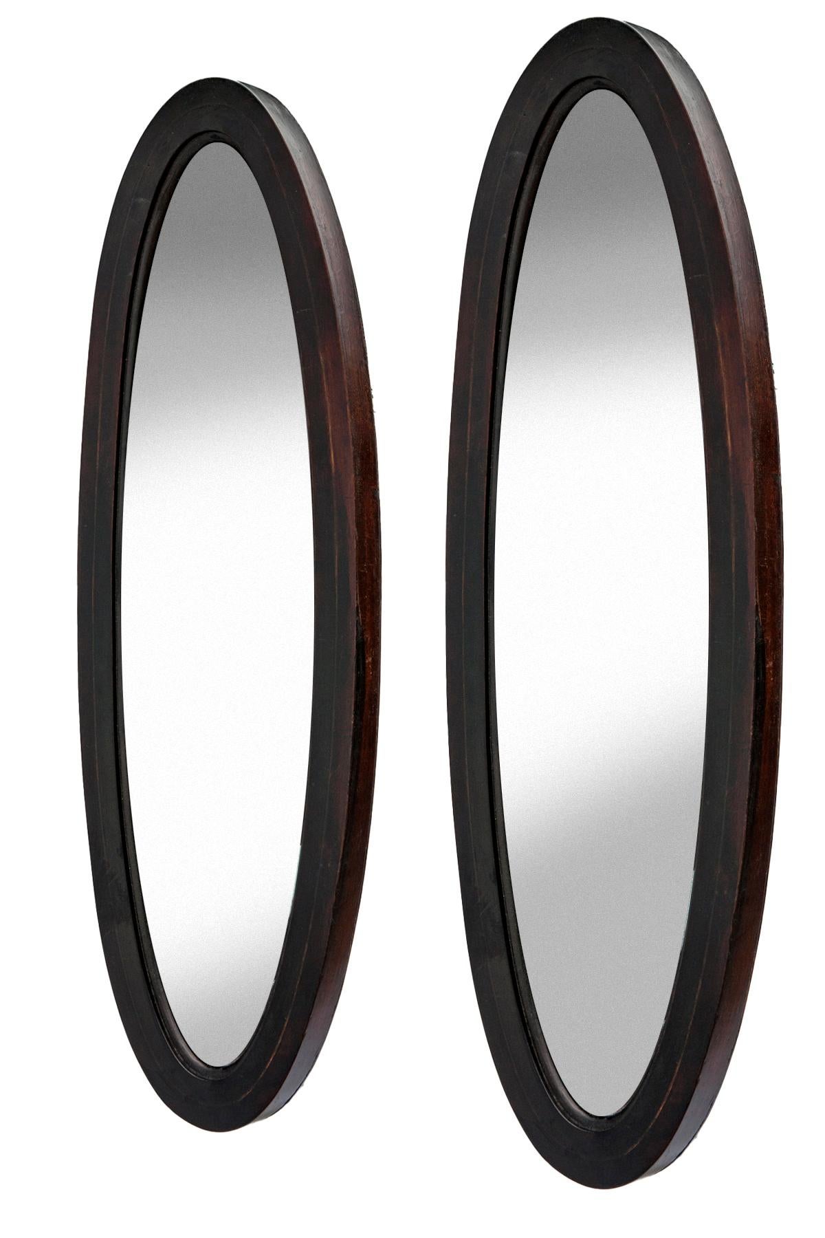 Atemberaubendes Paar antiker ovaler Wandspiegel mit original abgeschrägtem Glas in tadellosem Zustand.
Die Rahmen sind in Ebenholz mit Schellackpolitur ausgeführt.
Die Holzrückwände sind schwer und gut konstruiert.
Ein elegantes Paar, das sich