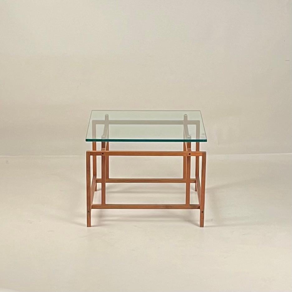 Schlanker Beistelltisch aus Teakholz und Glas von Henning Nørgaard für Komfort Møbler.