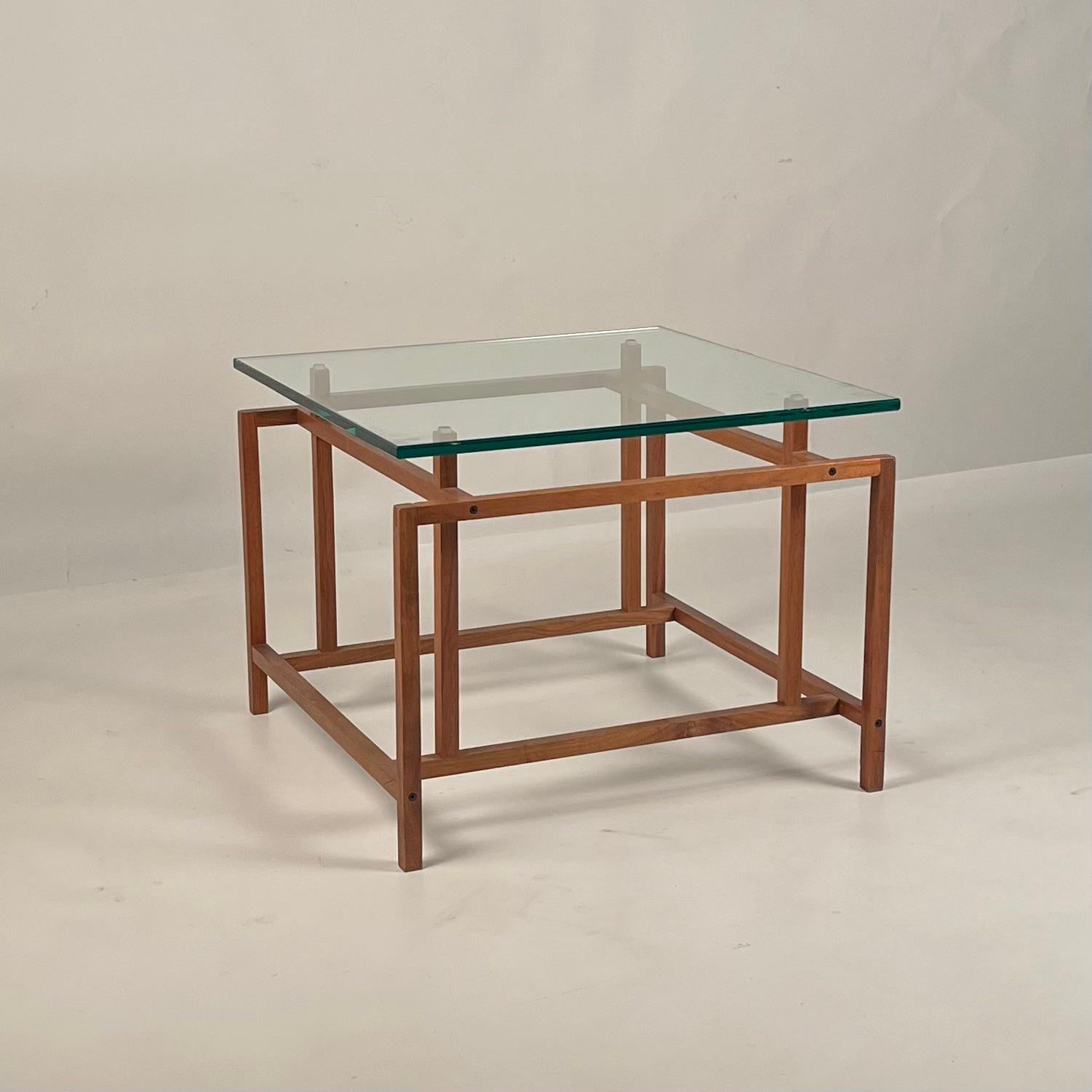 Schlanker Beistelltisch aus Teakholz und Glas von Henning Nørgaard für Komfort Møbler (Dänisch) im Angebot
