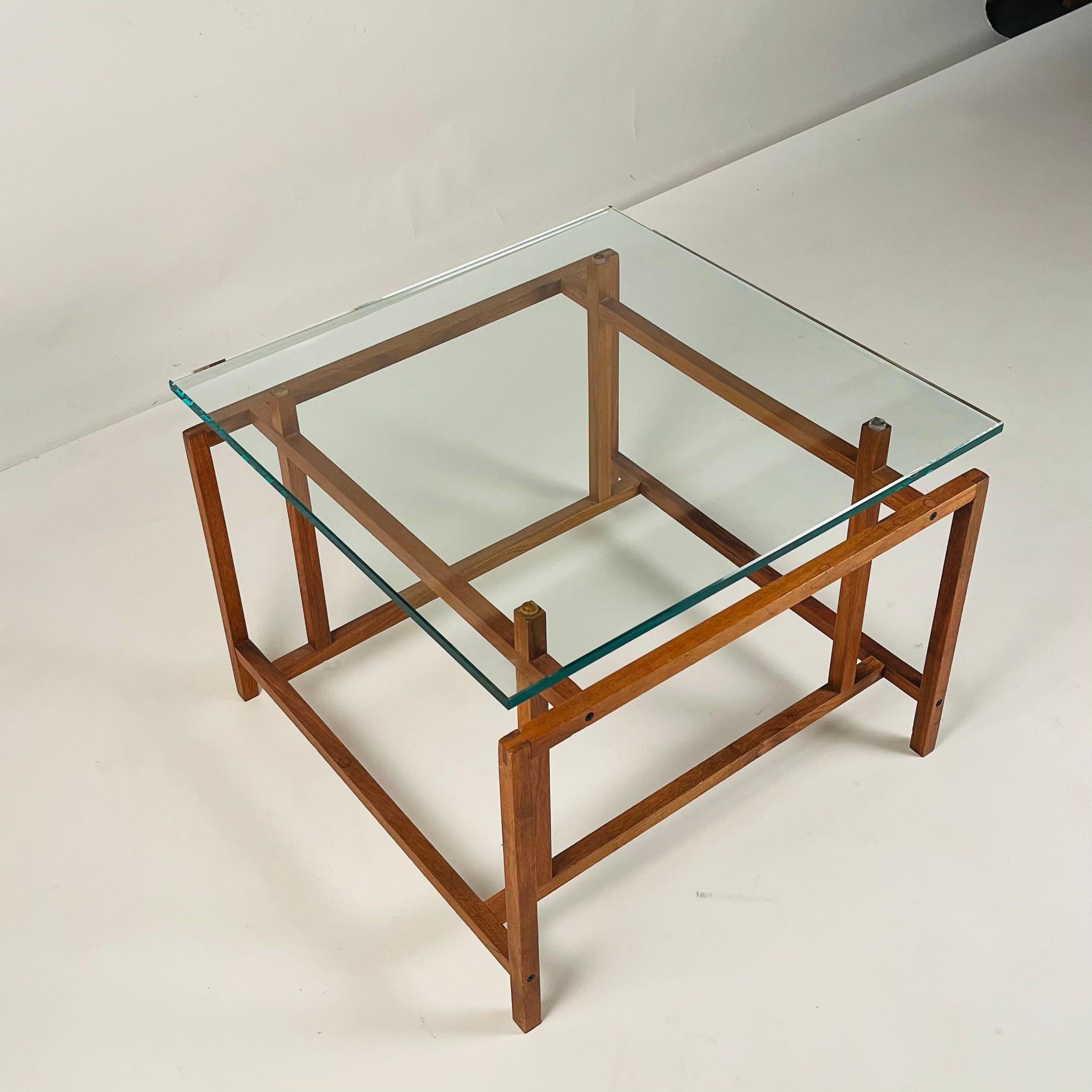 Schlanker Beistelltisch aus Teakholz und Glas von Henning Nørgaard für Komfort Møbler im Zustand „Hervorragend“ im Angebot in Los Angeles, CA