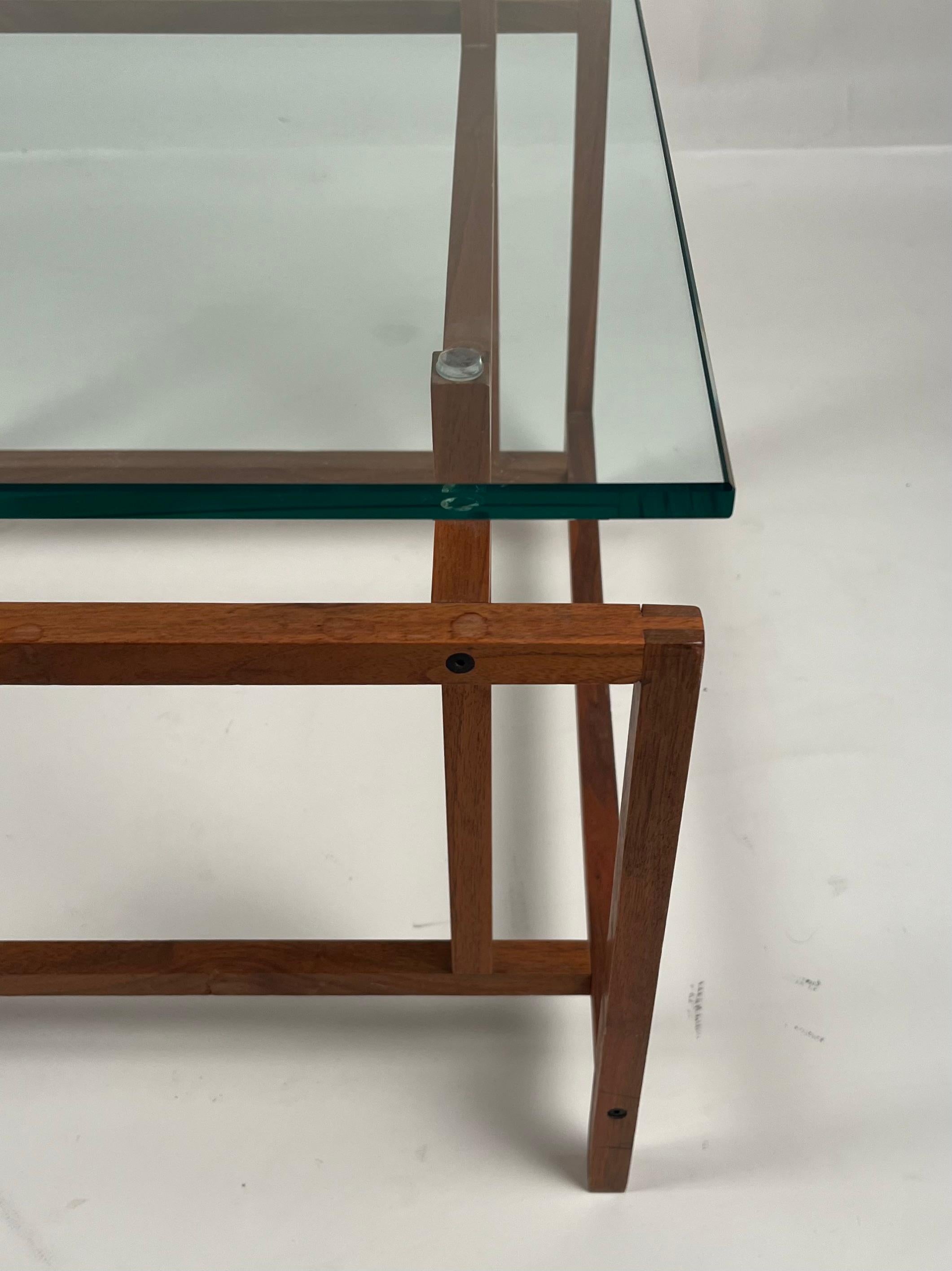 Schlanker Beistelltisch aus Teakholz und Glas von Henning Nørgaard für Komfort Møbler (Ende des 20. Jahrhunderts) im Angebot