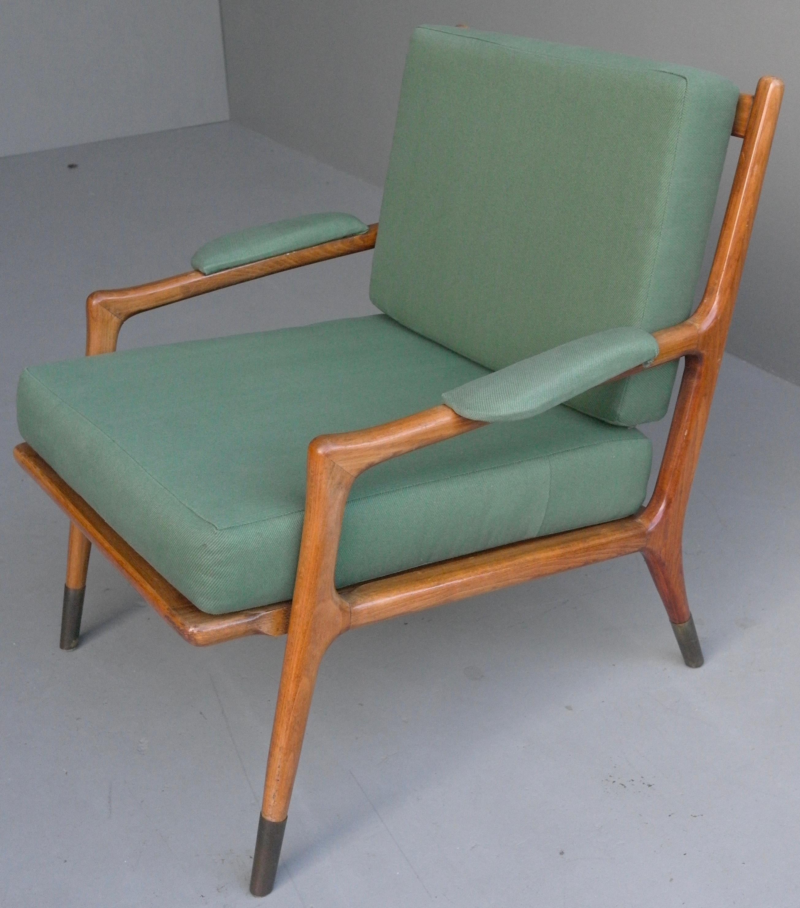 Mid-Century Modern Gio Ponti Style Lounge Chair, Fine Brass Feet and Green Upholstery, Italy, 1955 For Sale