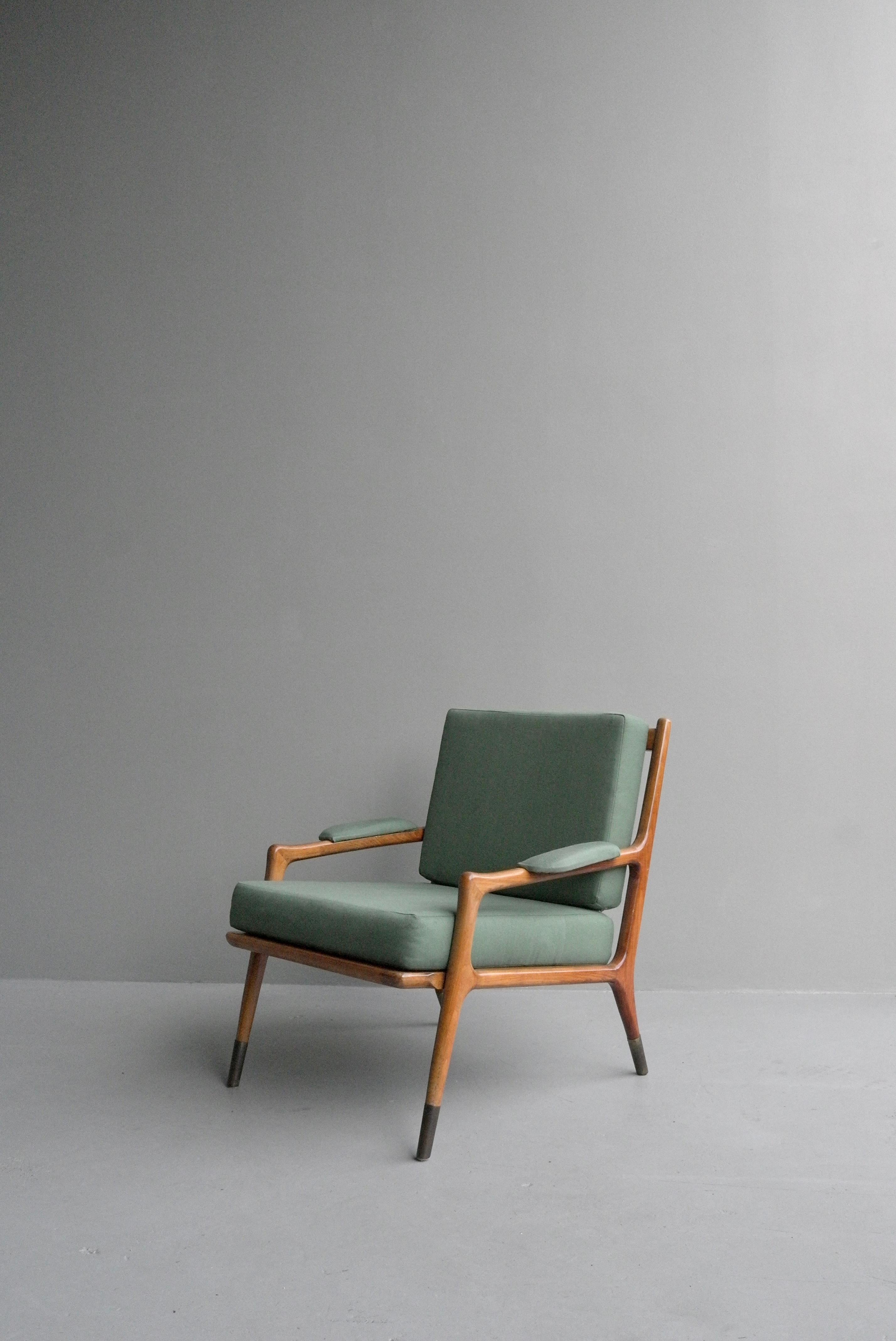 Mid-20th Century Gio Ponti Style Lounge Chair, Fine Brass Feet and Green Upholstery, Italy, 1955 For Sale