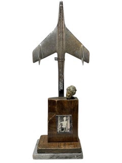 Rebanada nº 1, Objet d'art - Figurita rebanada con adorno de capucha sobre base de mármol