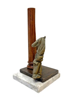 Slice #4 , Objet d'Art - Schiebefigur mit Holzsäule auf einem Marmorsockel
