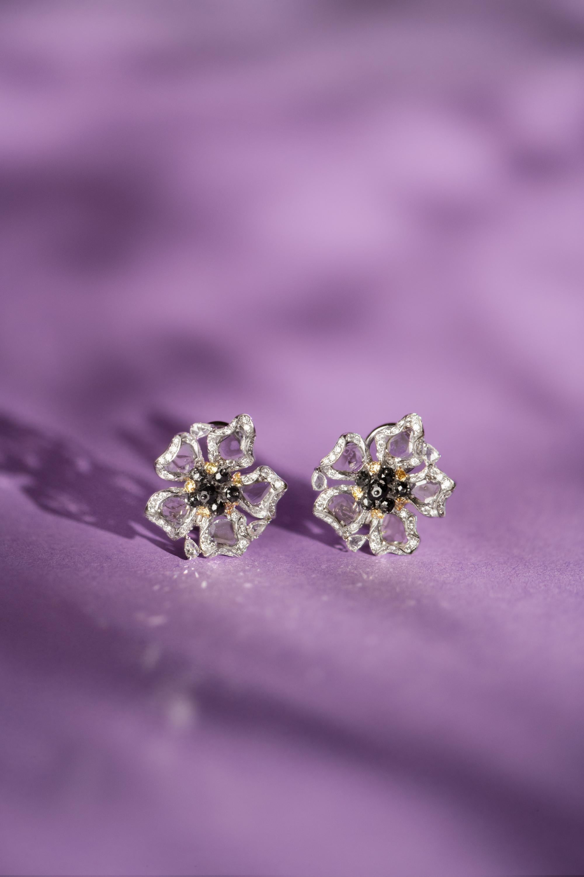 Gross weight: 11.24 grams
Gold weight: 10.50 grams
Total diamond weight: 3.72 carats

A delicate vintage inspired floral design with slice diamond petals surrounding a centre of black diamonds.   Five small yellow diamonds encased in18k yellow gold