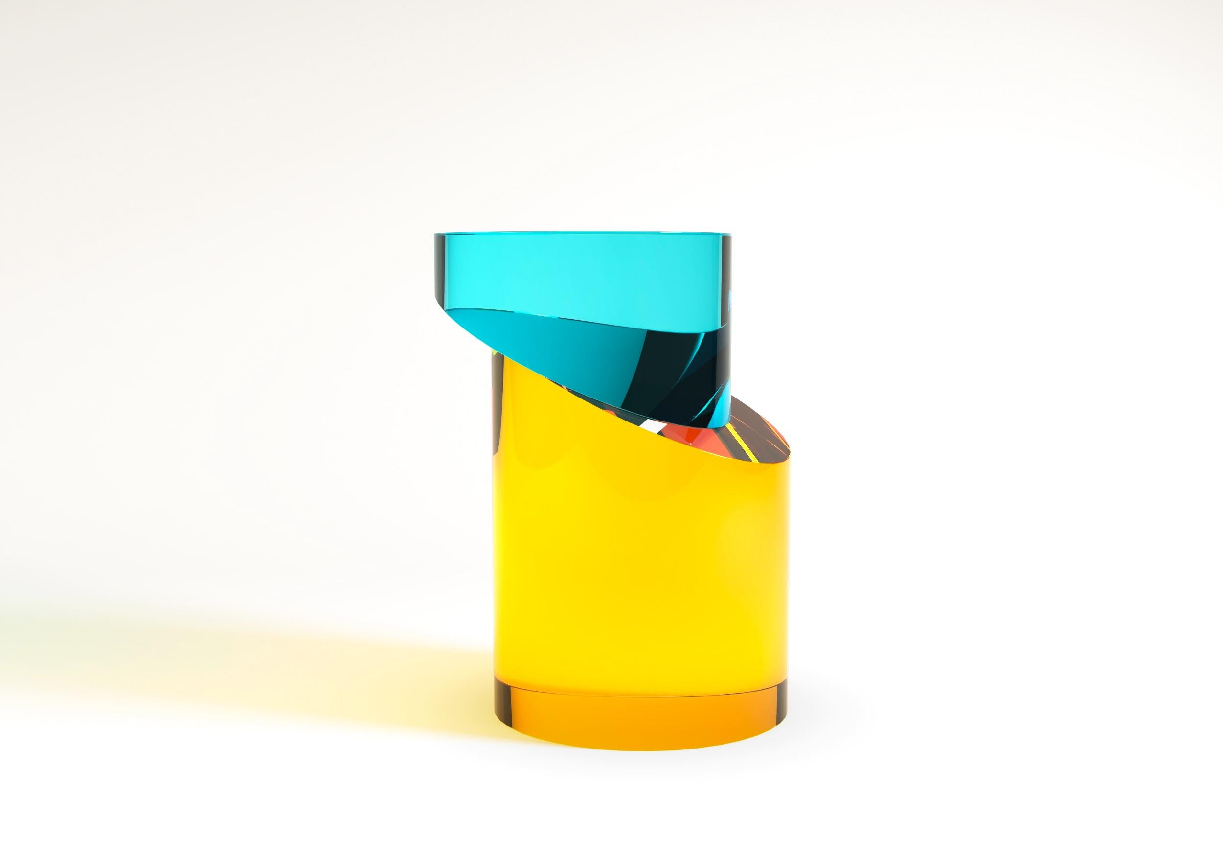 Table basse modèle Slice conçue par Studio Superego pour Superego Editions. Le diamètre de chaque élément est de 35 cm.
Il est possible de réaliser deux versions différentes ou avec la couleur du plexiglas ou avec des transparents. 
 
Biographie
Les