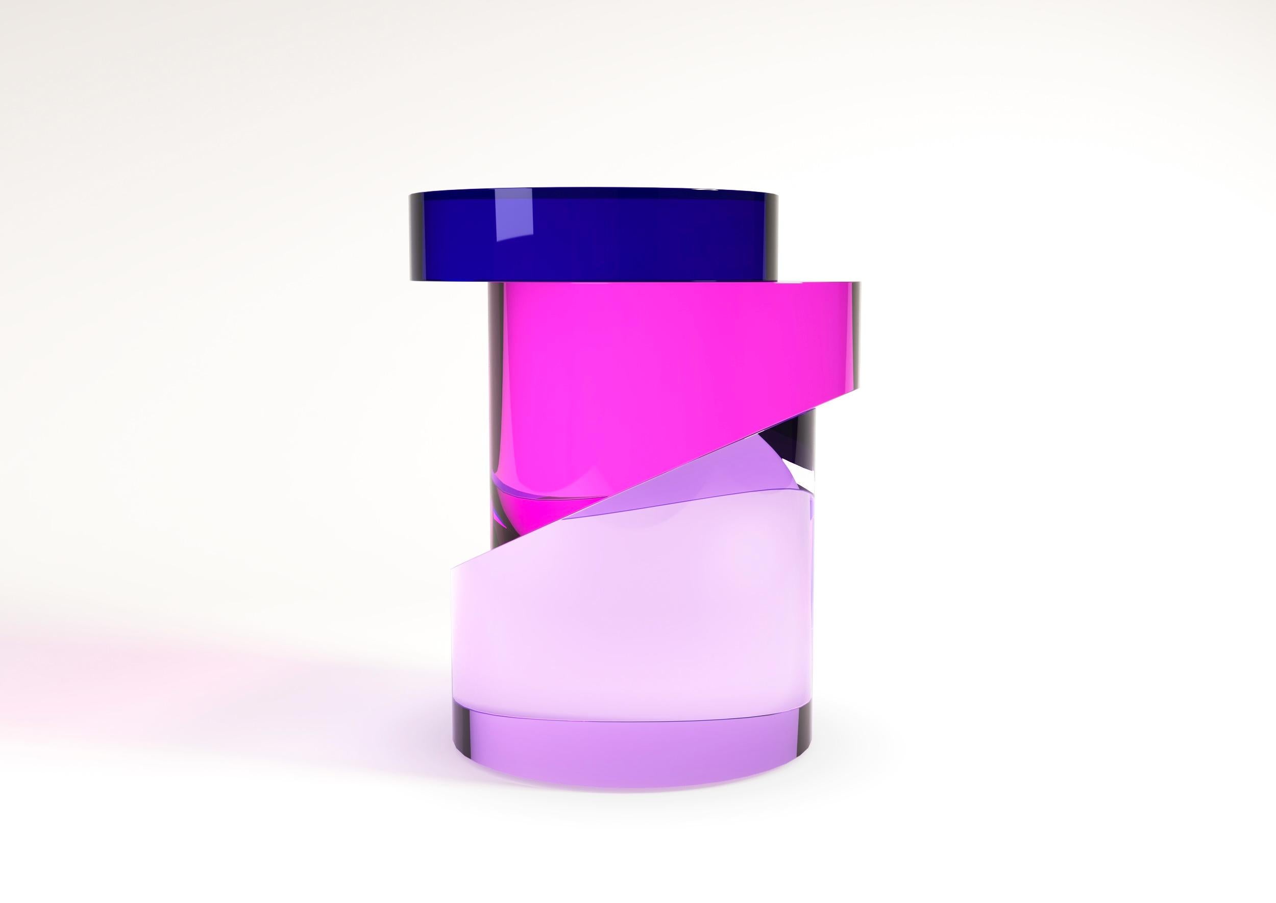 Table basse modèle Slice conçue par Studio Superego pour Superego Editions. Le diamètre de chaque élément est de 35 cm.
Il est possible de réaliser deux versions différentes ou avec la couleur du plexiglas ou avec des transparents. 
 
Biographie
Les