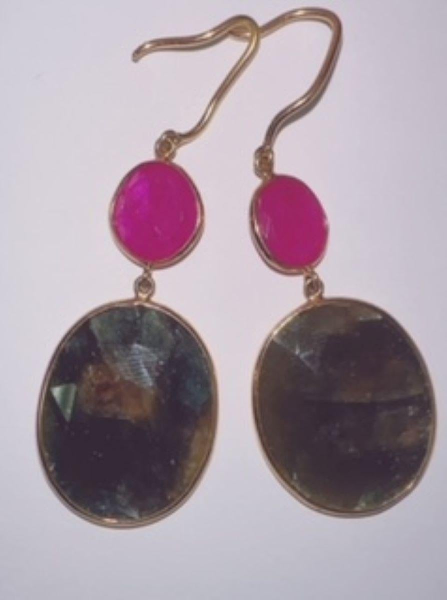 Gli orecchini a fetta di rubino e zaffiro Nature in oro 14K sono bellissimi in qualsiasi modo li indossi. 