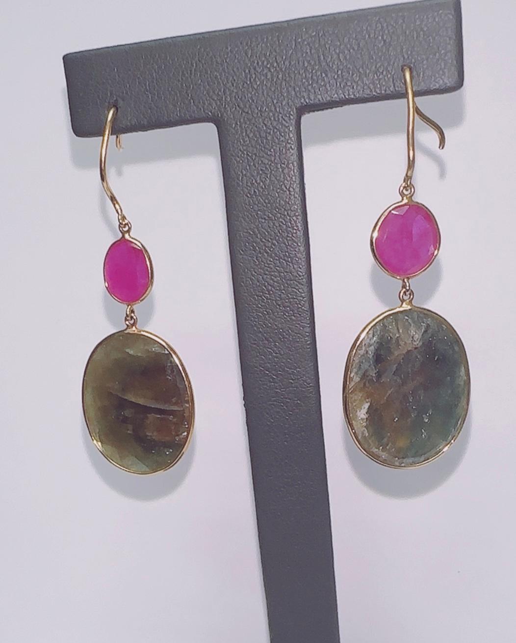 Contemporaneo Orecchini a fetta con fette di rubino e zaffiro, oro 14K in vendita