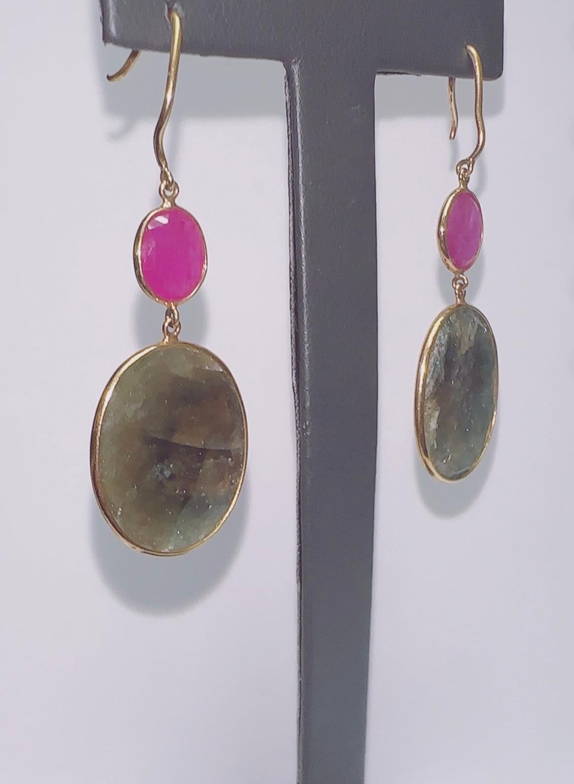 Orecchini a fetta con fette di rubino e zaffiro, oro 14K In condizioni Nuovo in vendita a Miami, FL