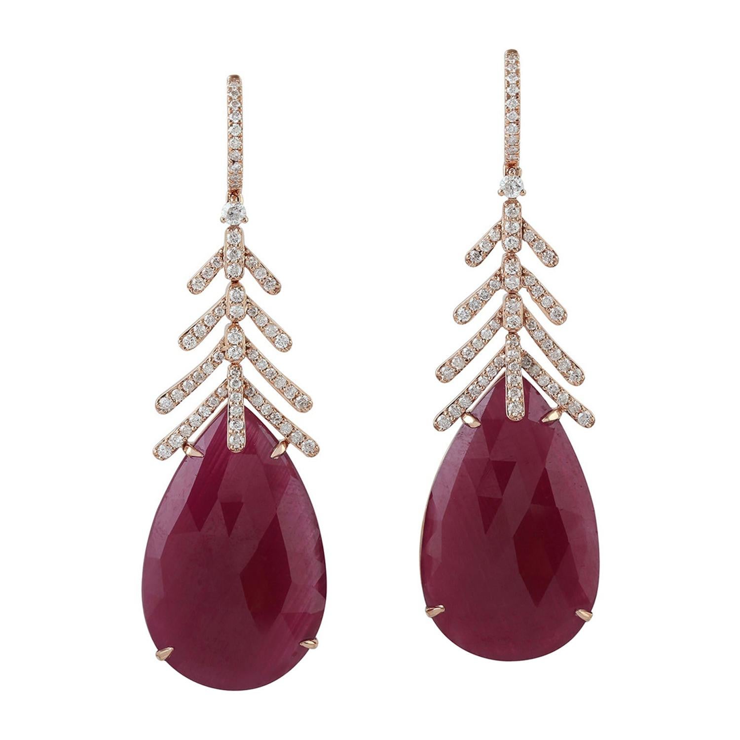 Boucles d'oreilles en tranches de rubis avec motif de feuilles, monture en or 18 carats avec diamants