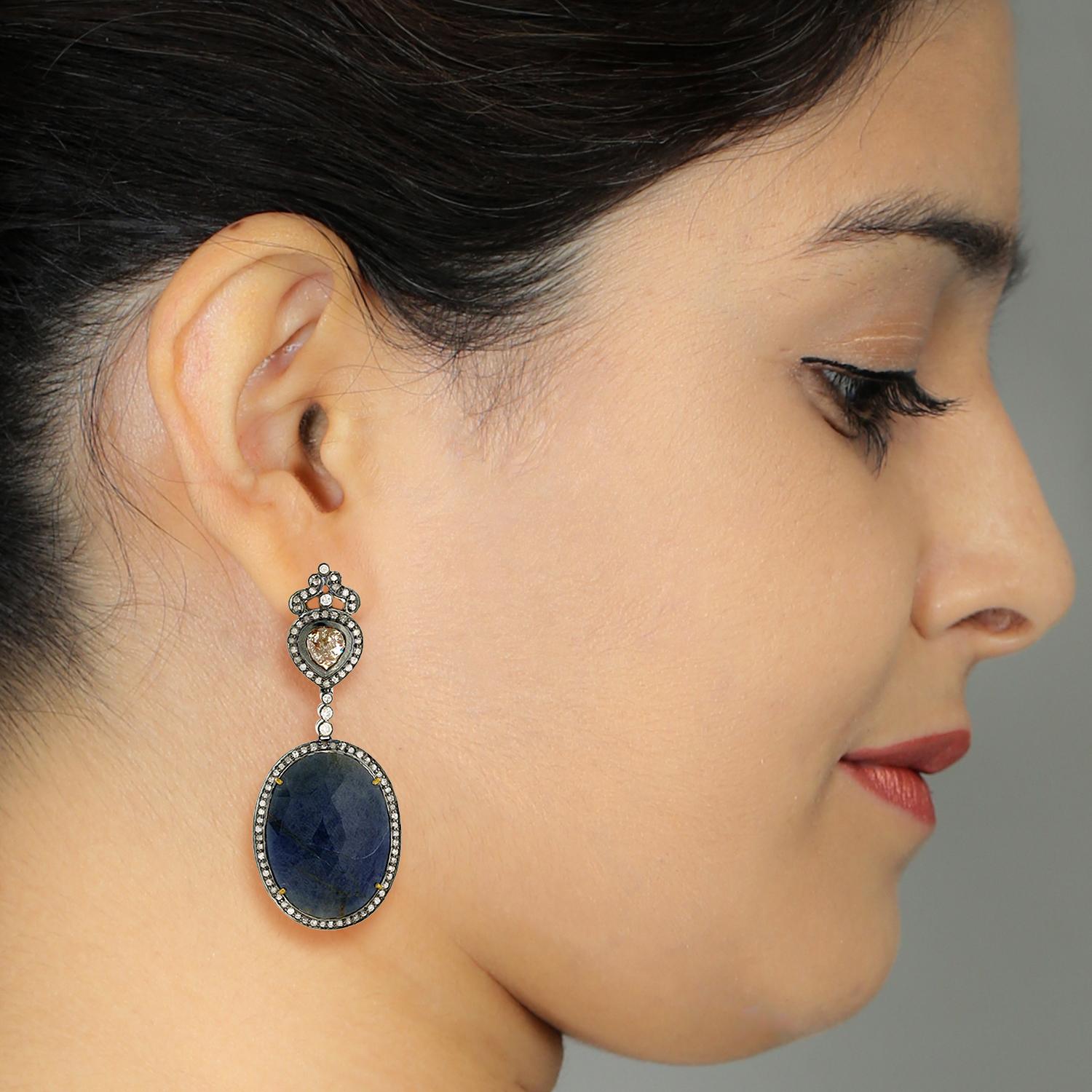 Questo meraviglioso orecchino a fetta con zaffiro e diamante è un evergreen.

Chiusura: Posizionamento a pressione

18k: 3.71g
Diamante: 6,18ct 
Zaffiro: 61,75 carati