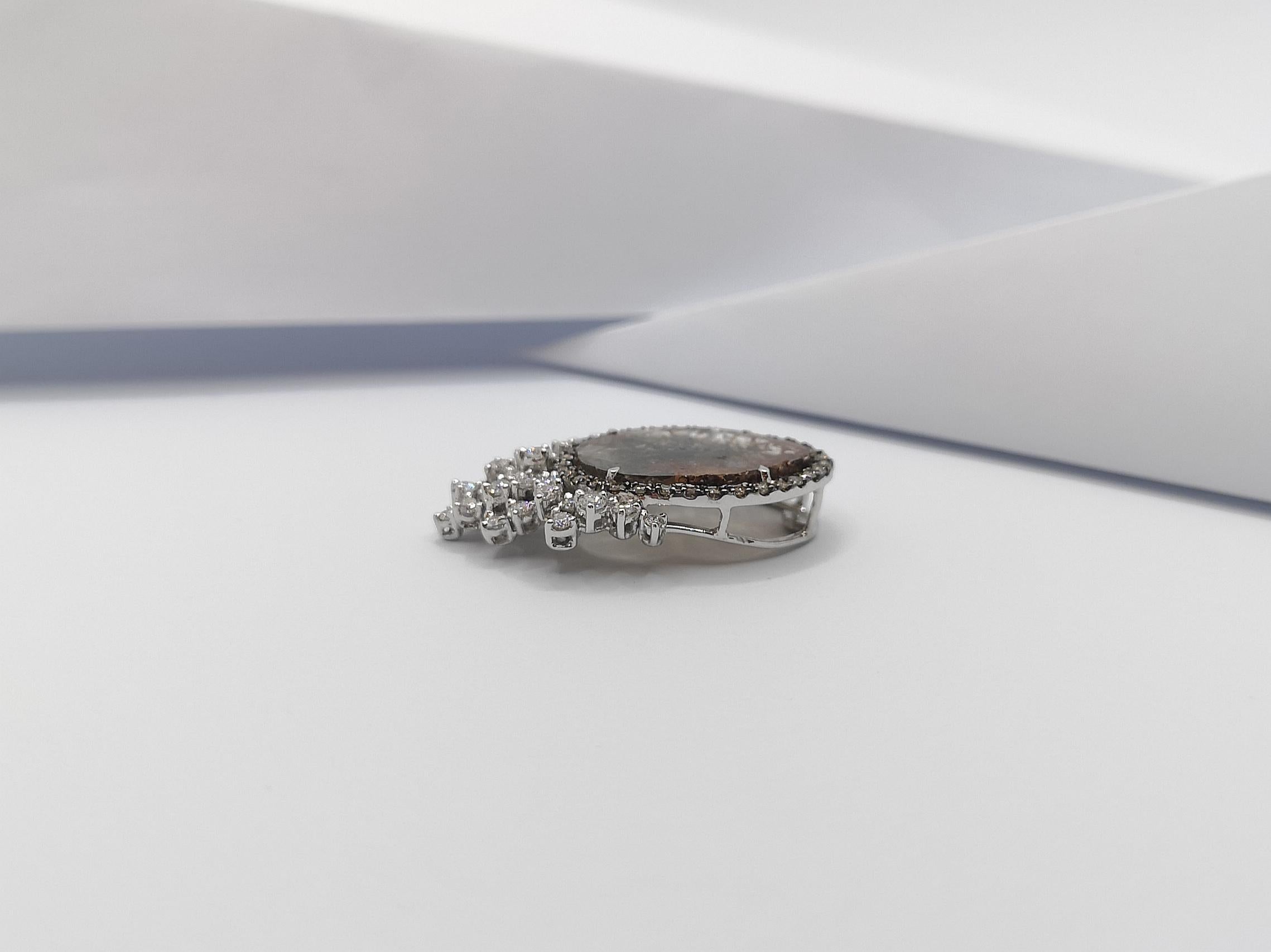 Donna Ciondolo con diamante a fette, diamante marrone e diamante incastonato in oro bianco 18 carati in vendita