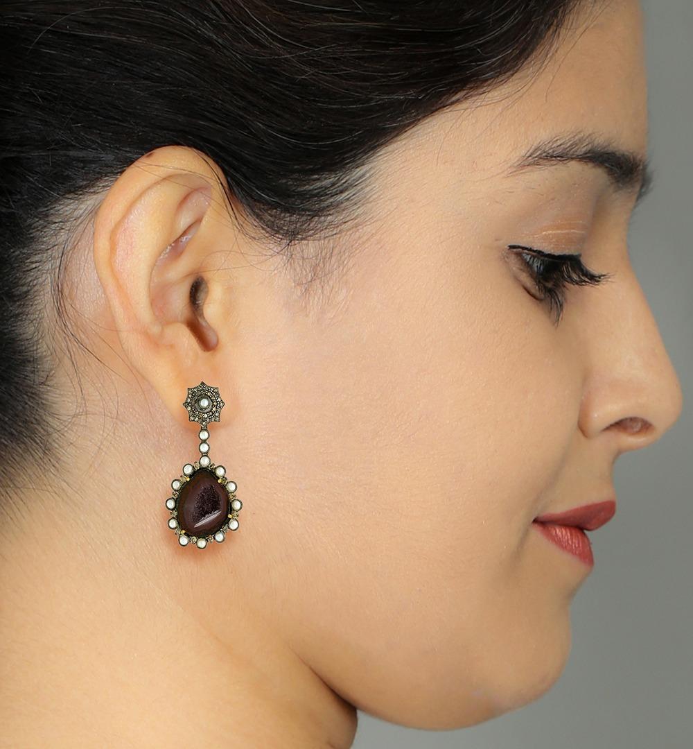 Ohrhänger mit Schiebe-Geode, eingefasst in einen Käfig mit Perlen und Diamanten (Gemischter Schliff) im Angebot