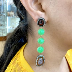 Boucles d'oreilles pendantes en géode tranchée avec chrysophase ronde et diamants
