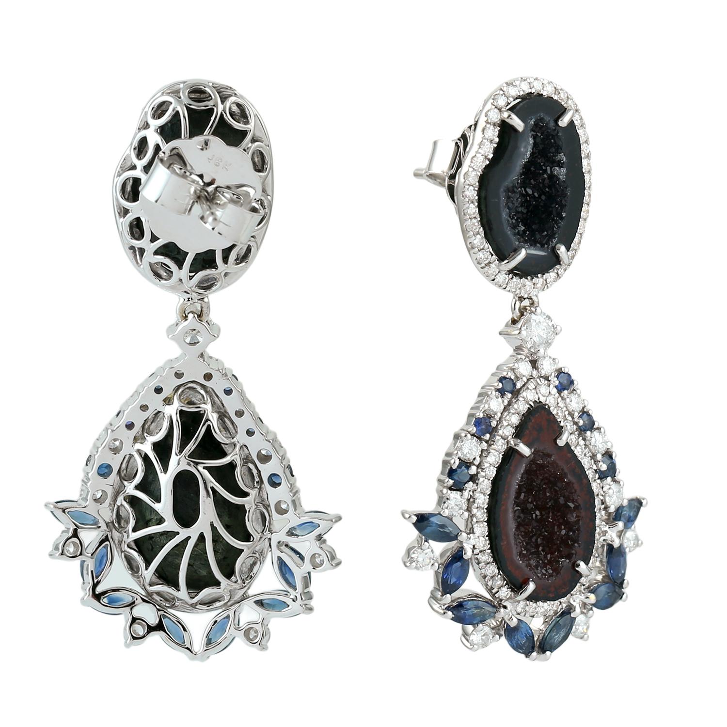 Artigiano Orecchini a pendente a forma di geode affettato con zaffiro e diamanti in oro bianco 18 ct. in vendita
