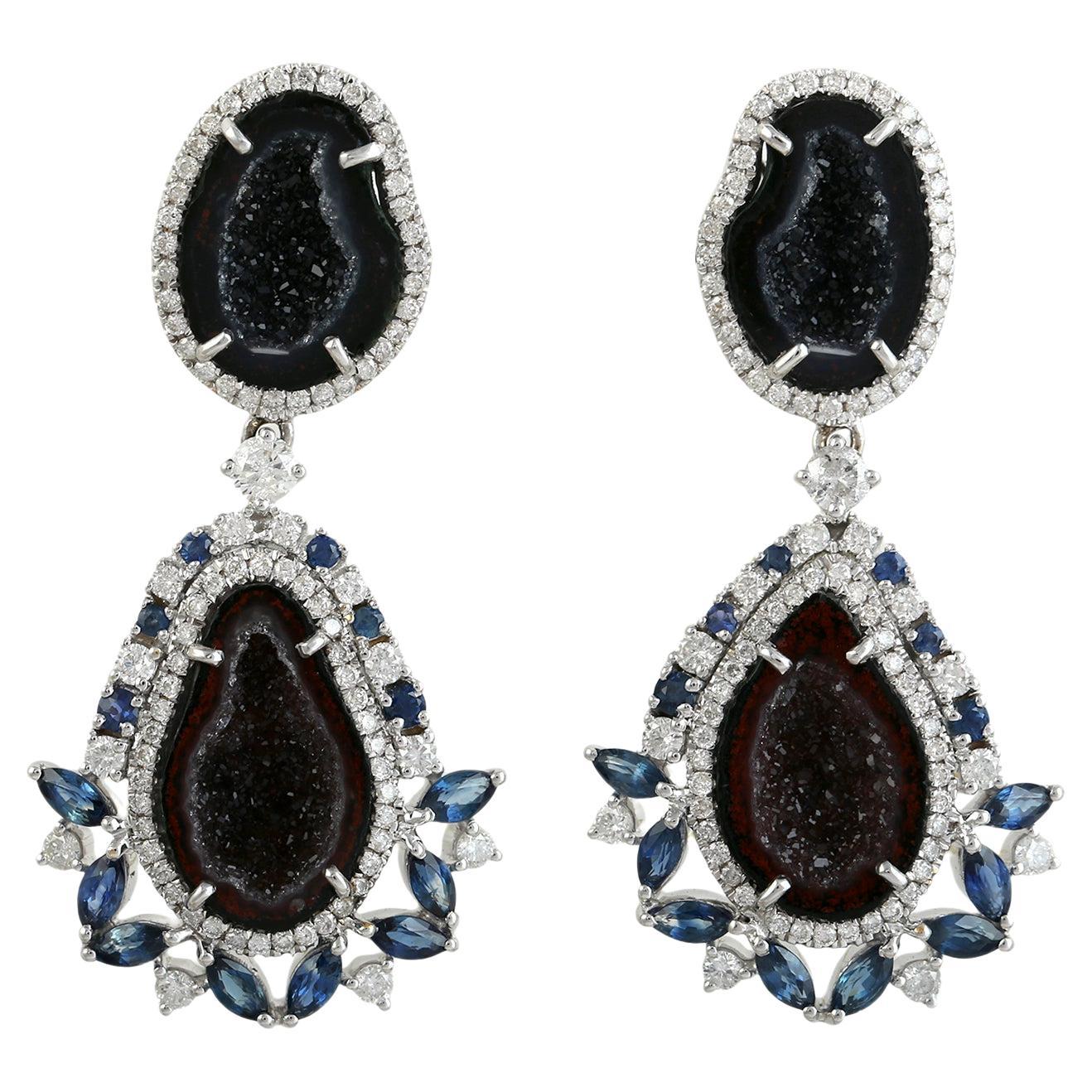 Orecchini a pendente a forma di geode affettato con zaffiro e diamanti in oro bianco 18 ct. in vendita