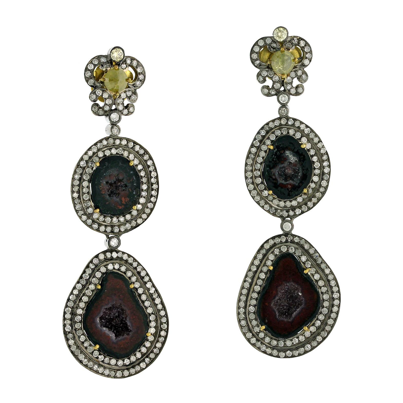 Orecchini a fetta di geode con pave e diamanti di ghiaccio in oro e argento 18k