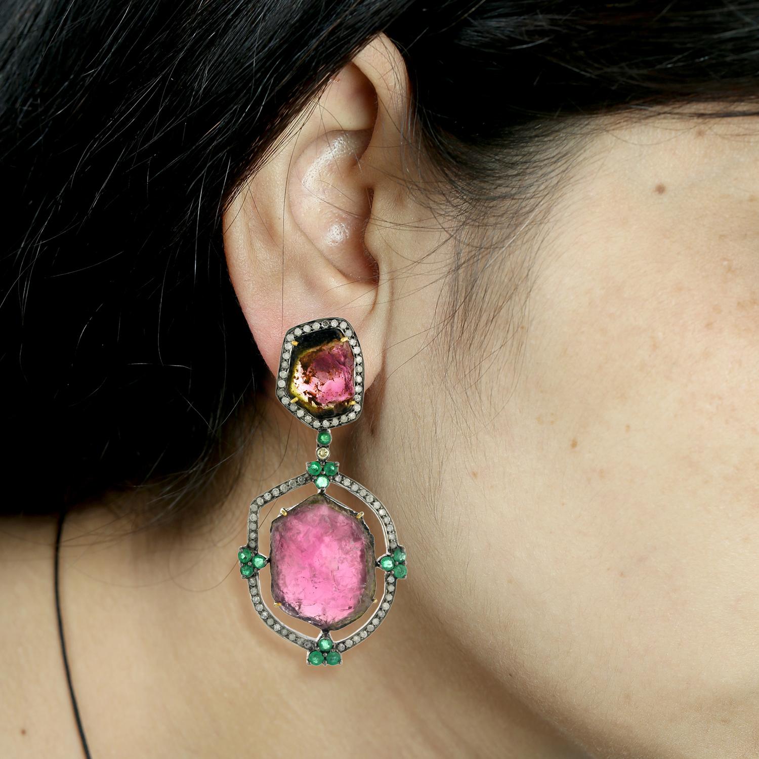 L'orecchino presenta una fetta di geode, smeraldo e tormalina. L'orecchino include anche diamanti pave, ovvero piccoli diamanti scintillanti incastonati in stile pave.

18k:1.98g,
Diamante: