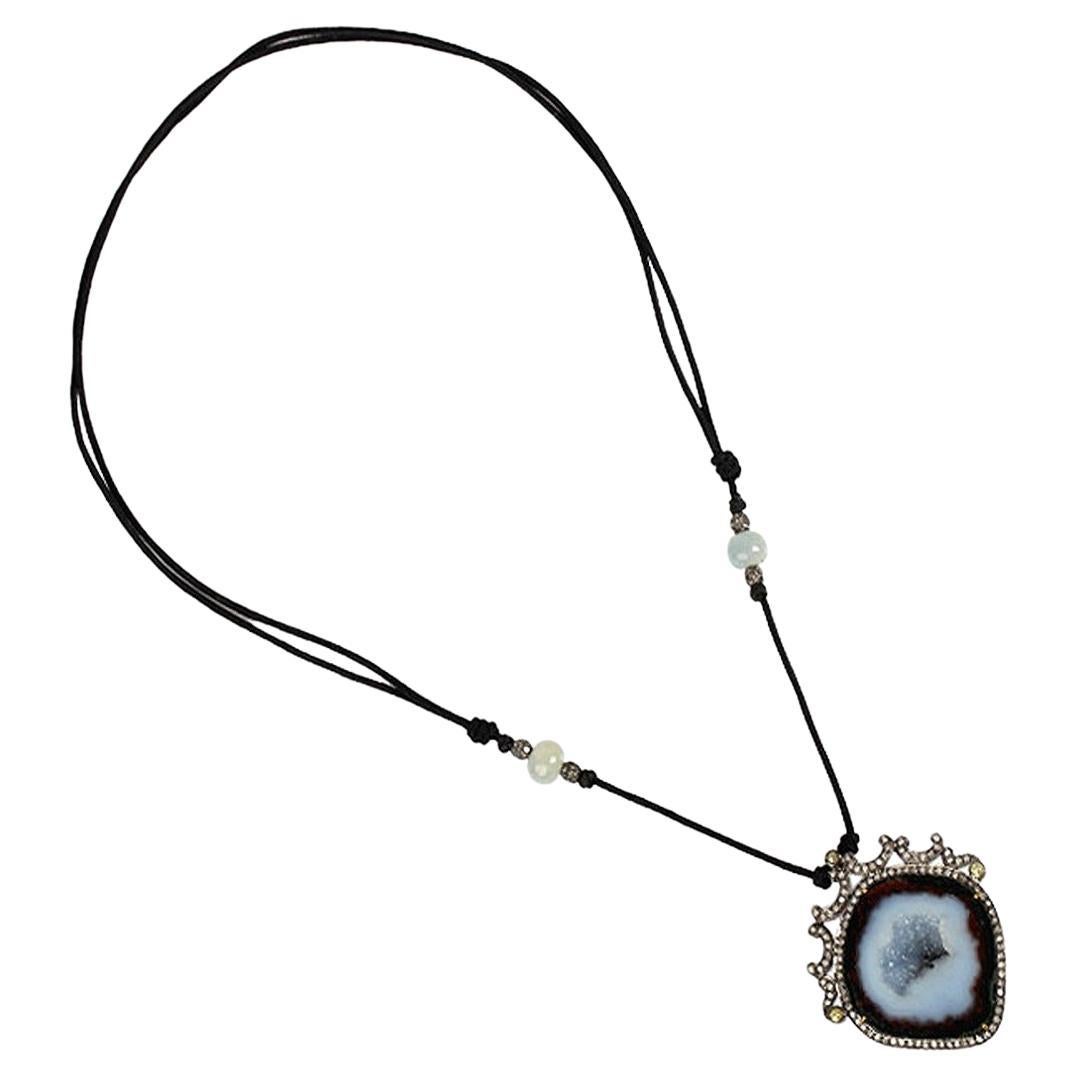 Sliced Geode-Halskette aus 18 Karat Gold und Silber mit mehreren Saphiren und Pavé-Diamanten