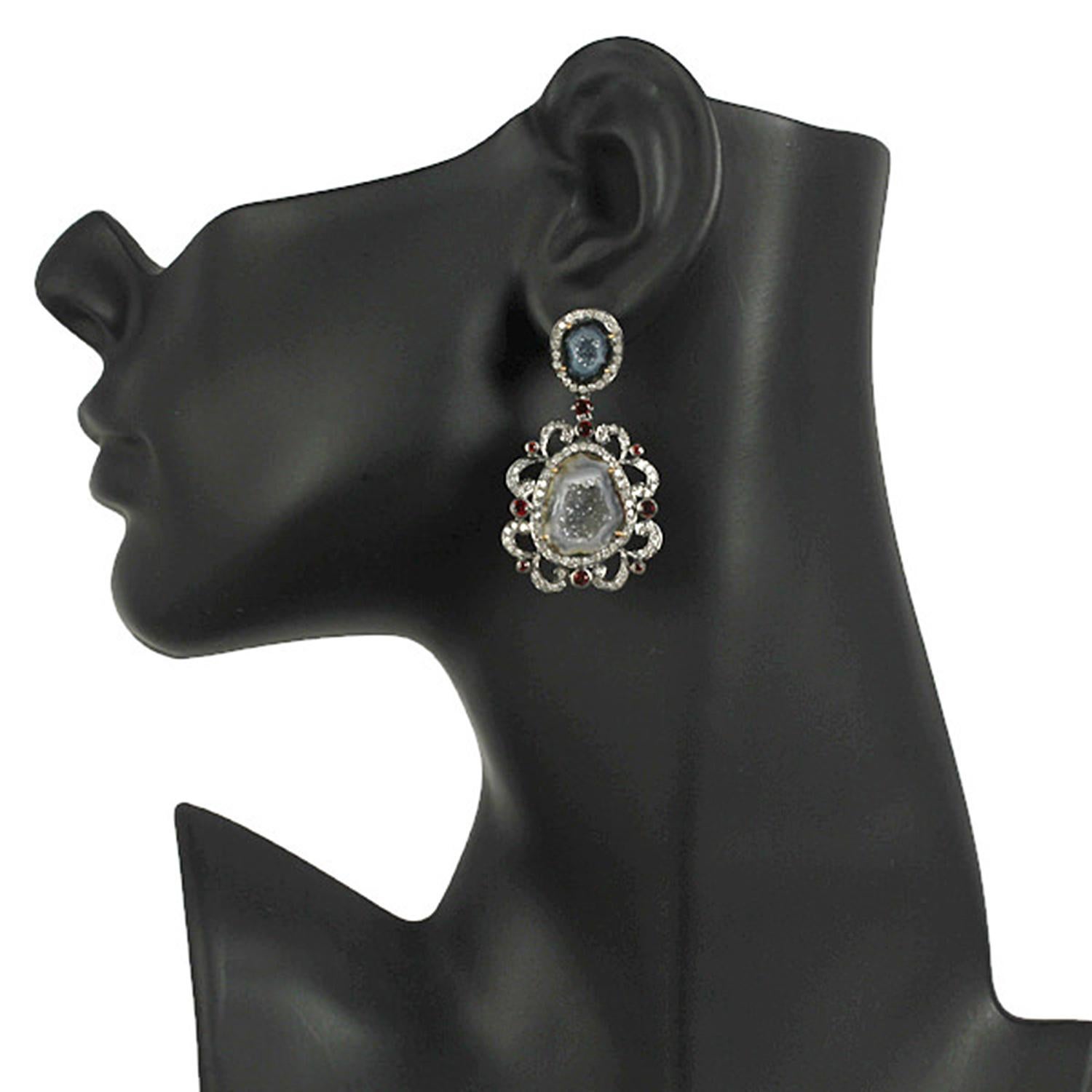 Zweistufige Geode-Ohrringe aus 18 Karat Gold und Silber mit rotem Granat und Diamanten (Zeitgenössisch) im Angebot