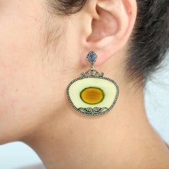Ohrhänger aus geschliffenem Jaspis mit blauem Saphir und Pavé-Diamanten aus 18 Karat Gold