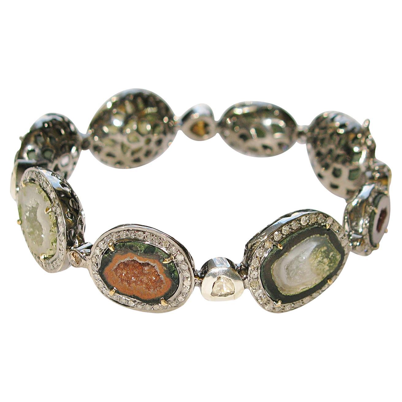 Bracelet jonc géode multicolore fait à la main avec diamants pavés en or et argent en vente
