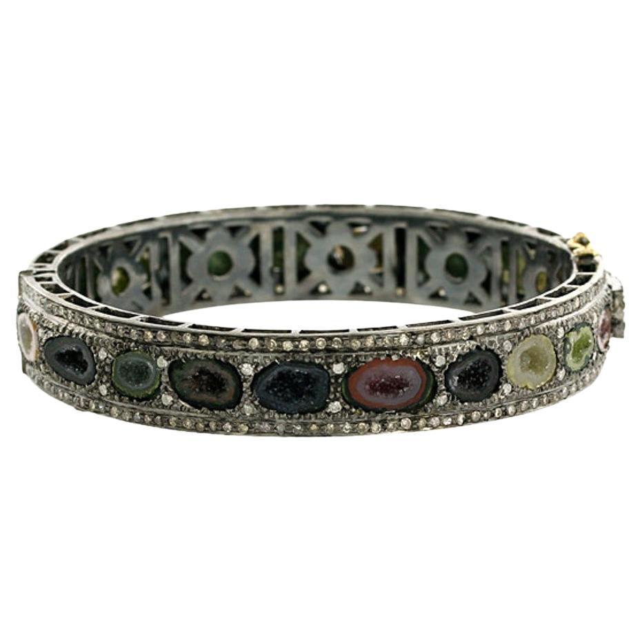 Mehrfarbig geschliffenes, mehrfarbiges Geode-Tennisarmband mit Diamanten aus 18 Karat Gold und Silber