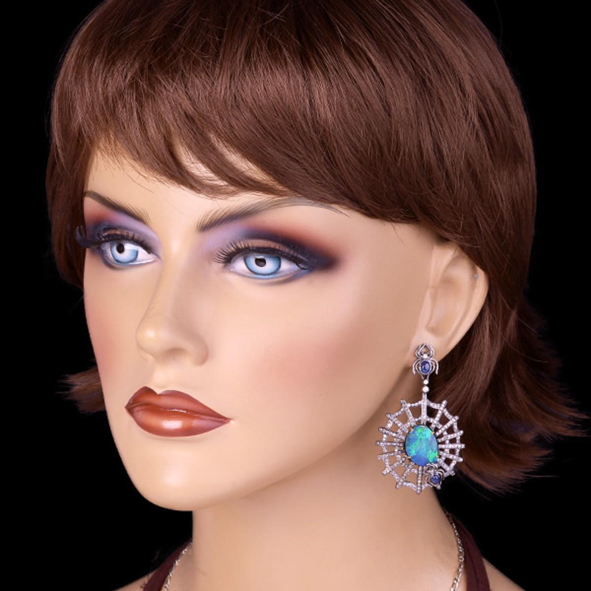 Artisan Boucles d'oreilles en opale coulissante et saphir bleu avec motif araignée et toile en diamants pavés en vente