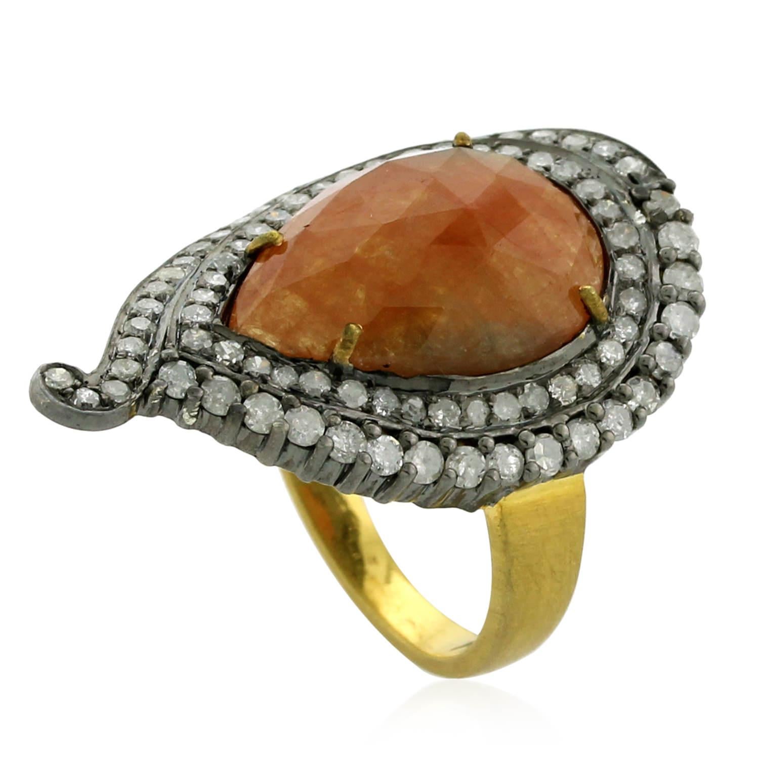 This paisley shape Sliced Orange Sapphire and Diamond Ring in silver and 18K Gold is charming.


18kt gold:2.53 gms
Diamond: 1cts
Silver: 2.2gms 
Sapphire: 6.8cts
