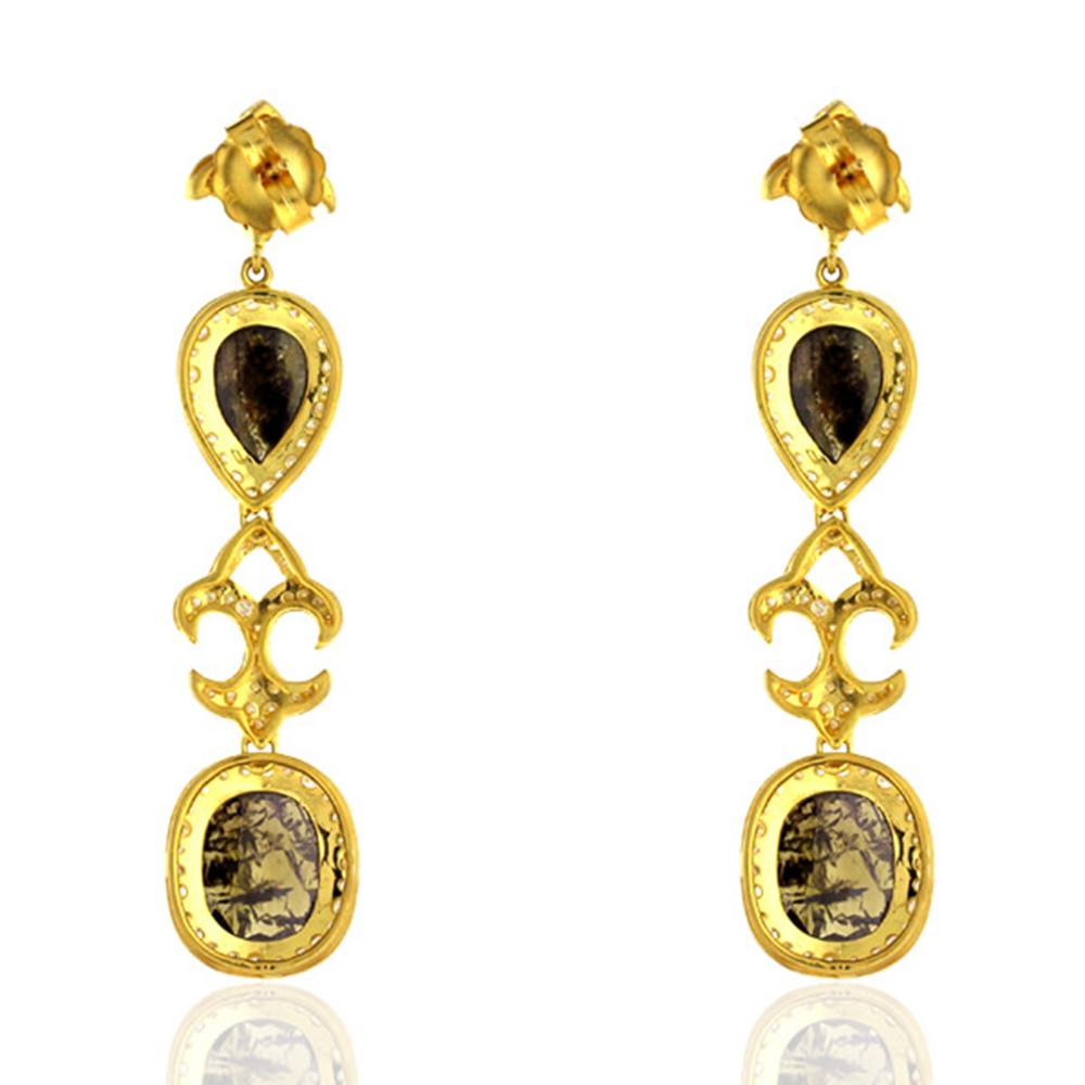 Artigiano Orecchini con diamanti a forma di pera e ovale con pavé di diamanti in oro giallo 18 ct. in vendita