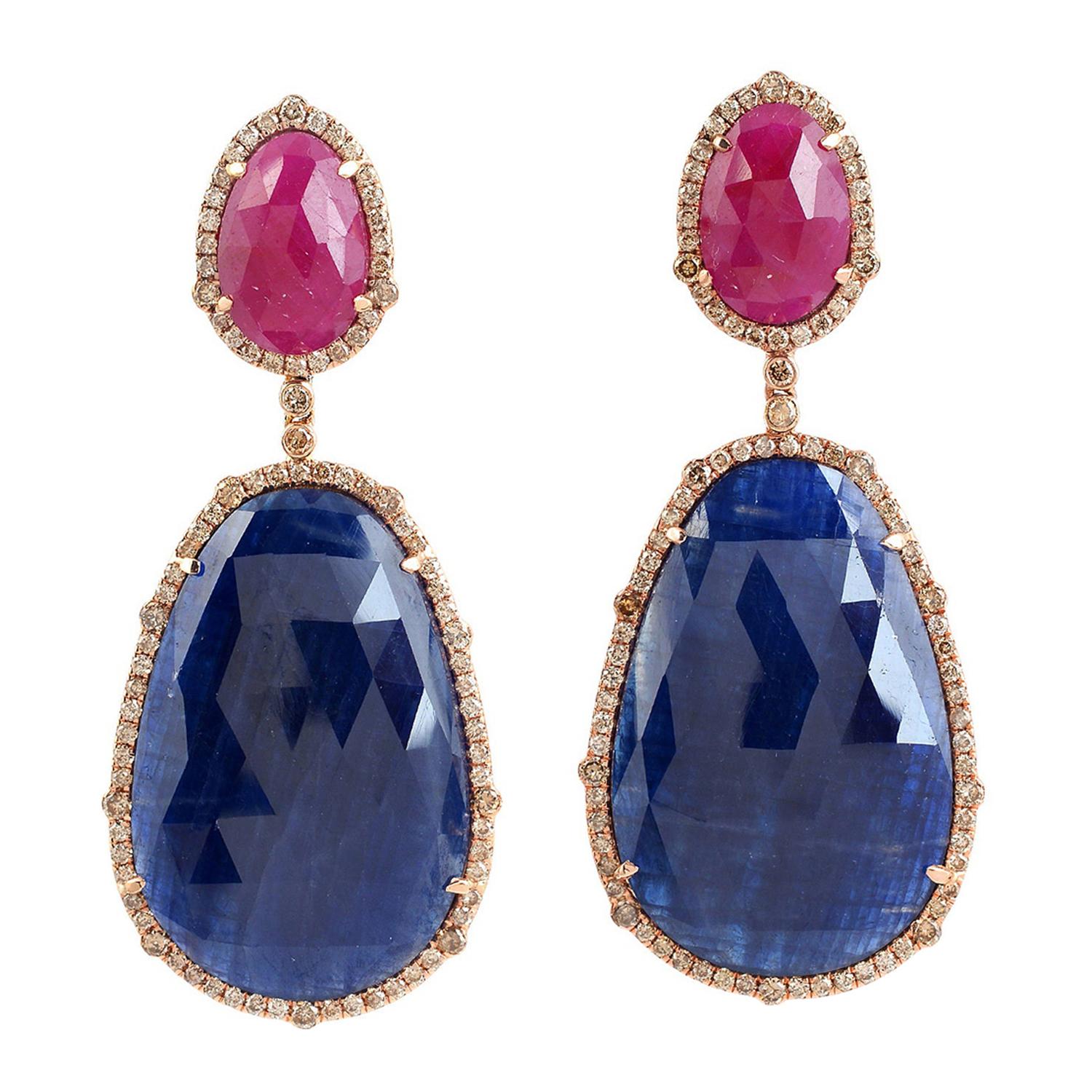 Boucles d'oreilles en or 18 carats serties de rubis et de saphirs en tranches, avec diamants en vente