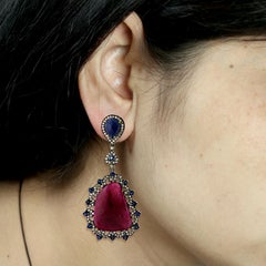 Boucles d'oreilles en or et argent 18 carats avec rubis tranchés, saphirs bleus et diamants