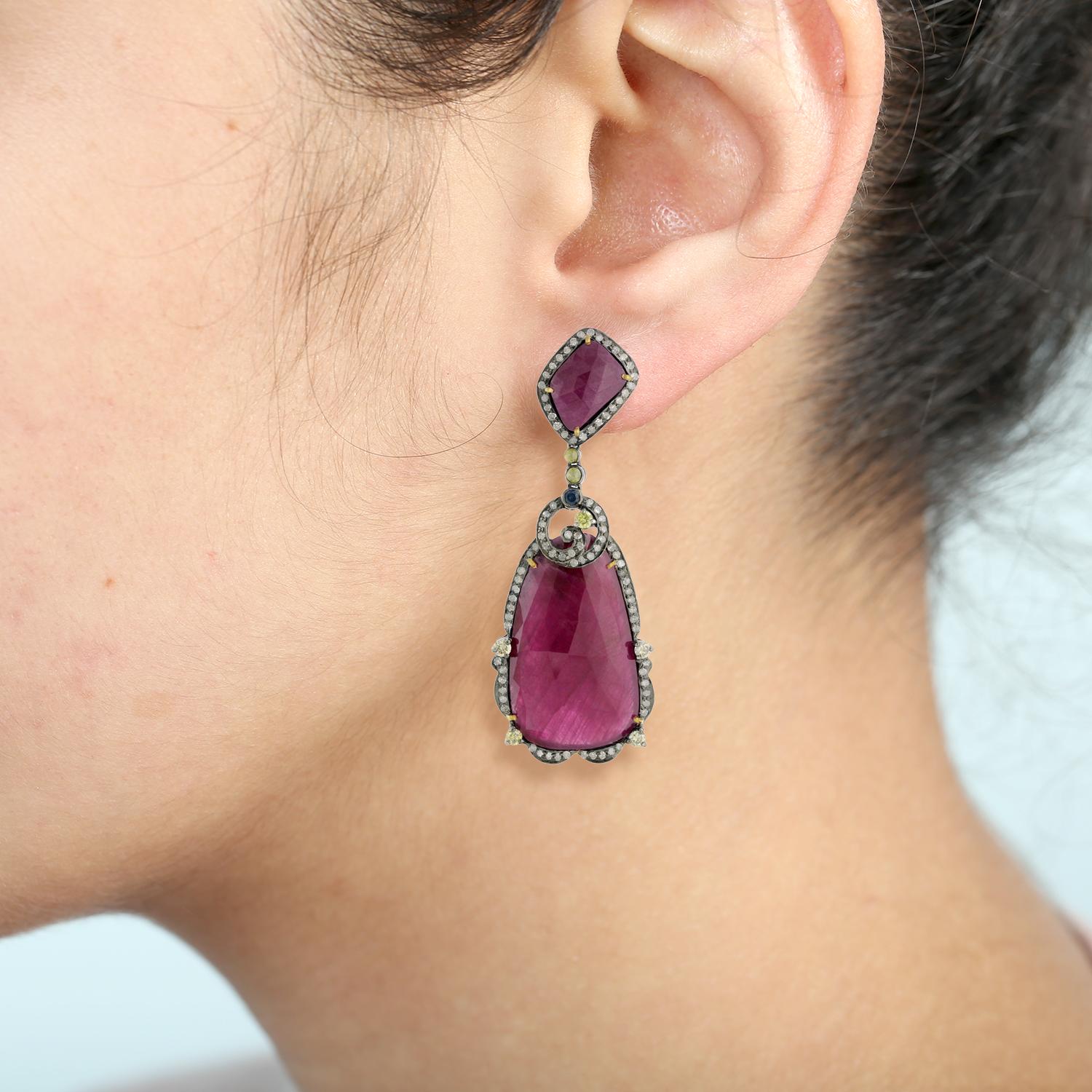 18kt:2.18gms,
Diamond:3.01cts,
Silver:11.75gms,
Ruby:64.40cts,
BlueSapphire:0.25cts
Size: 68X25MM