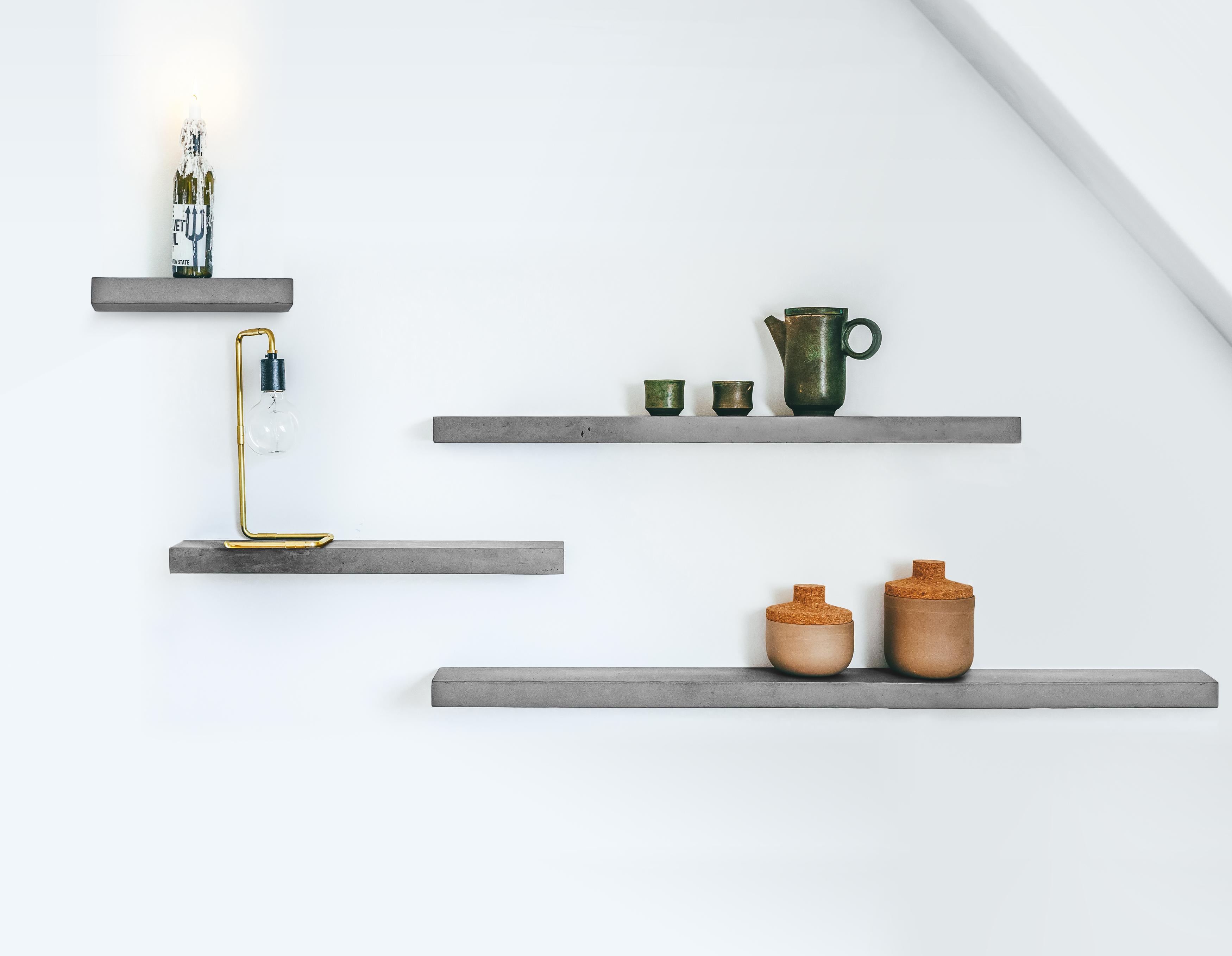 Its simple lines and the bold presence of raw concrete make this small ciment shelf great to highlight your objects and works of art in an elegant way without design faux pas.

Some will put their collection of centenarians bonsaïs or rare cactus.