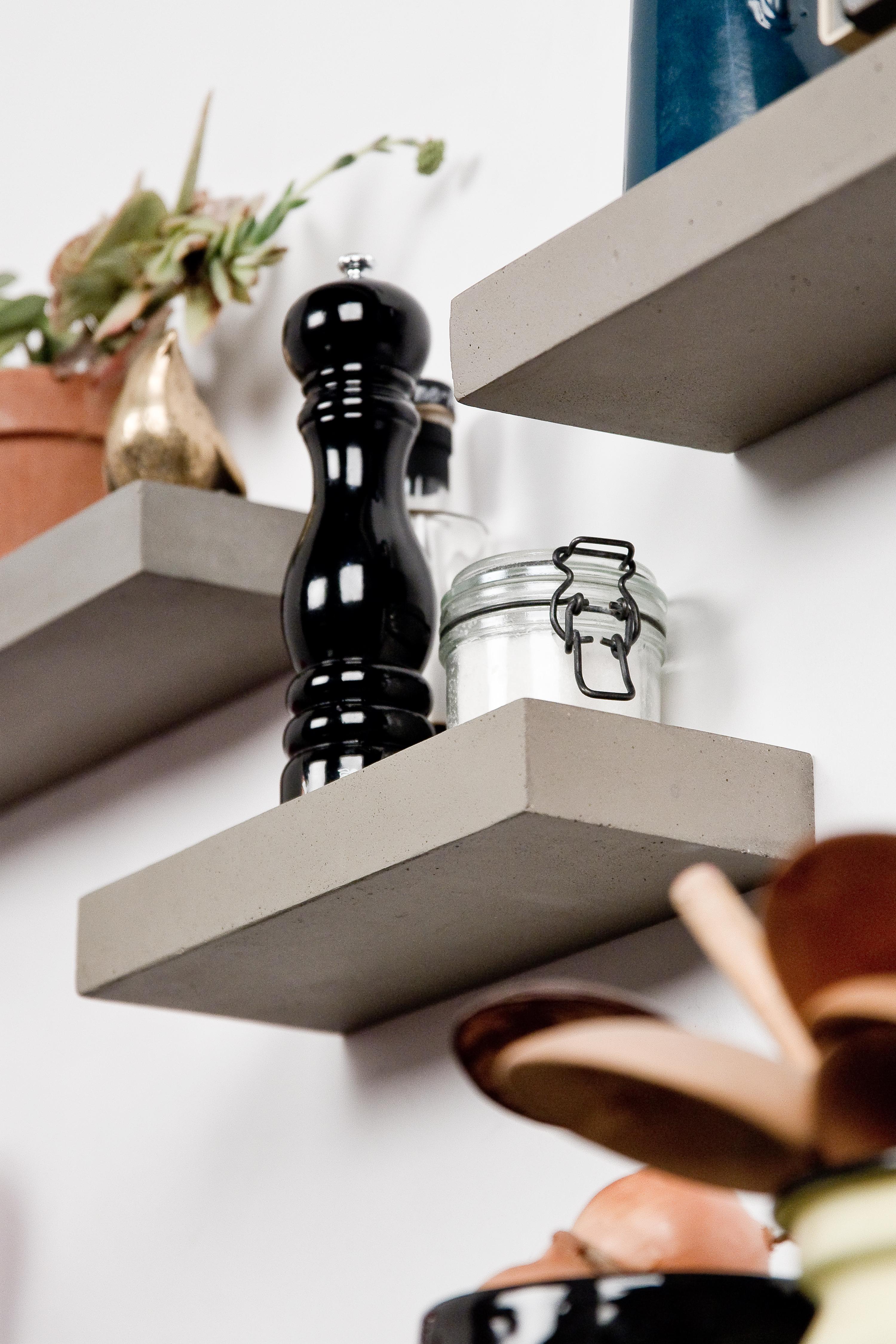 Its simple lines and the bold presence of raw concrete make this small cement shelf perfect to elegantly enhances a plant or the objet d’art that you will place on it.
Some will use it as a bedside table or as a minimalist toilet paper shelf. And