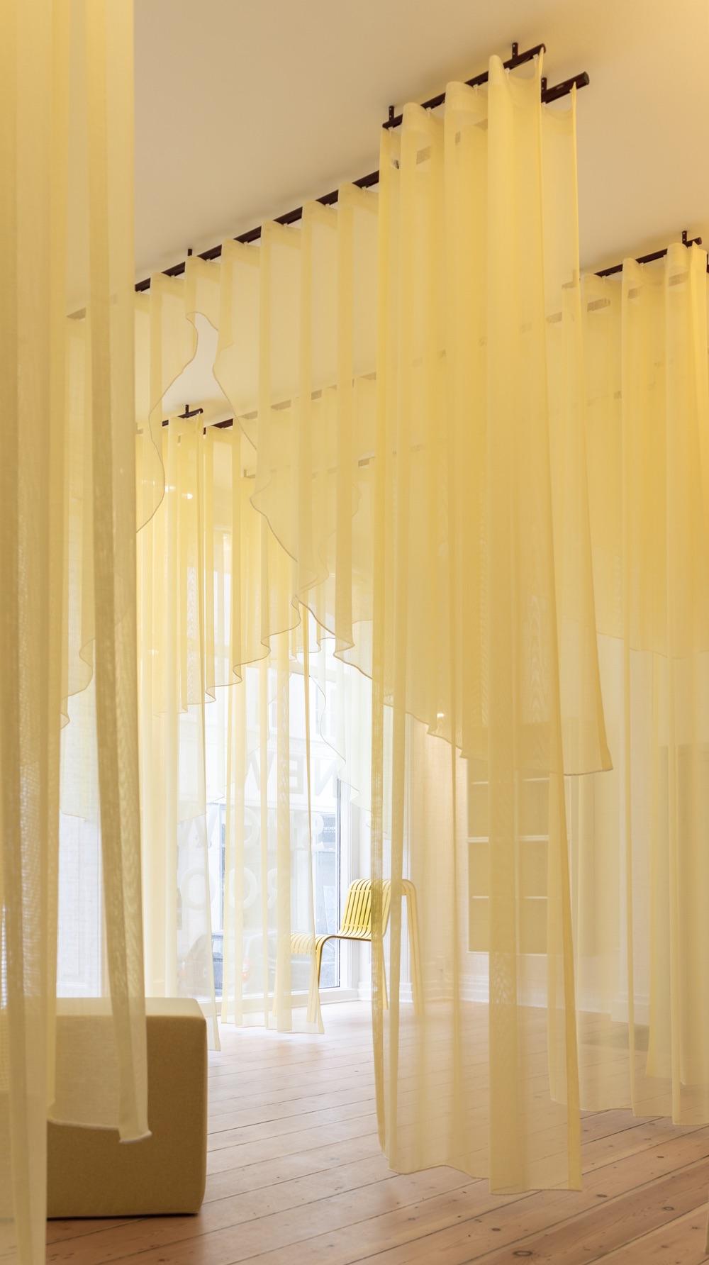 La Silla Slide reimagina los restos industriales en un diseño escultórico. Construida a partir de recortes de rieles de aluminio para cortinas, esta silla minimalista explora la belleza bruta de los perfiles de extrusión, revelando estructura,