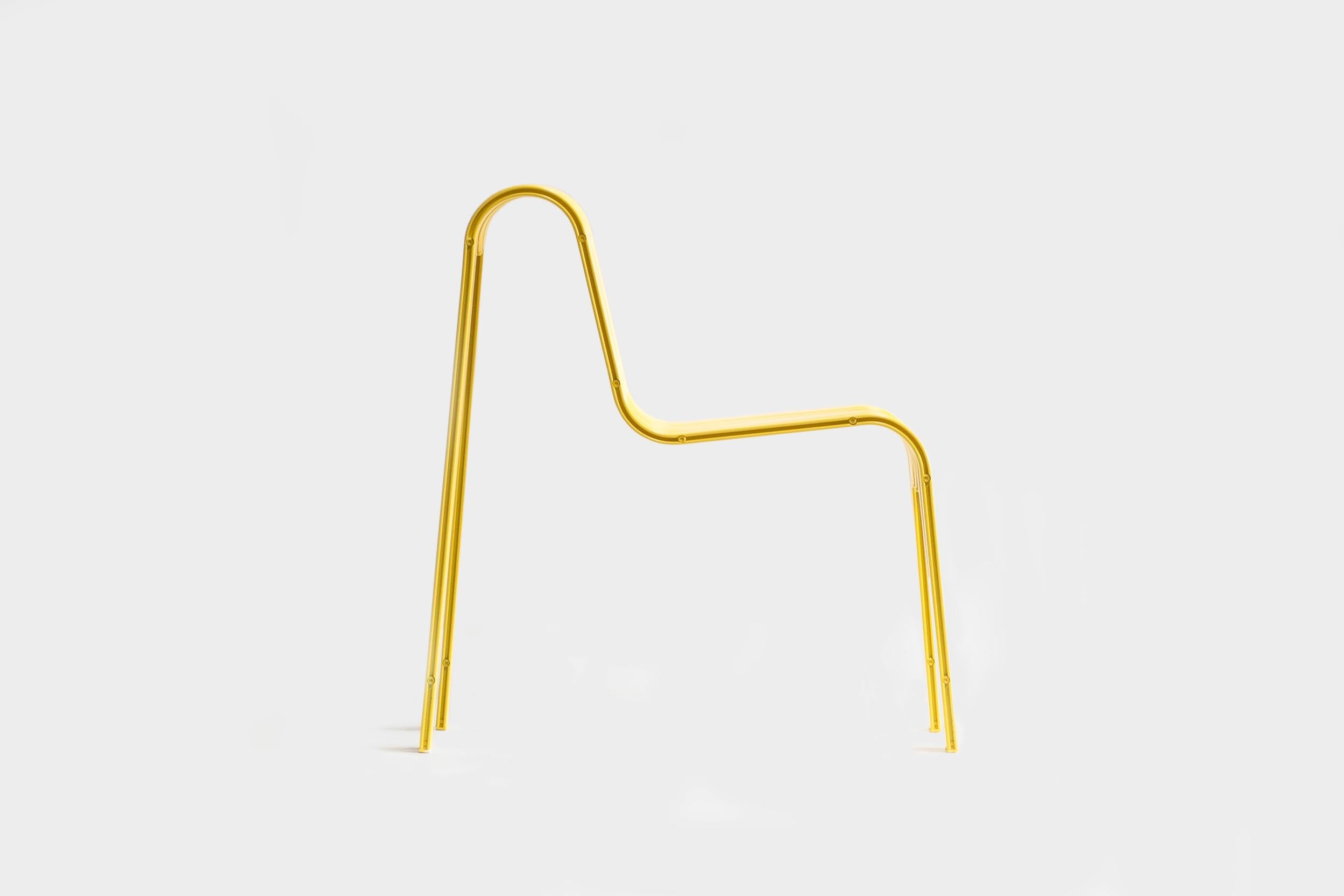 La Slide Chair reimmagina i resti industriali in un design scultoreo. Costruita a partire da ritagli di binari per tende in alluminio, questa sedia minimalista esplora la bellezza grezza dei profili estrusi, rivelando struttura, forza ed eleganza
