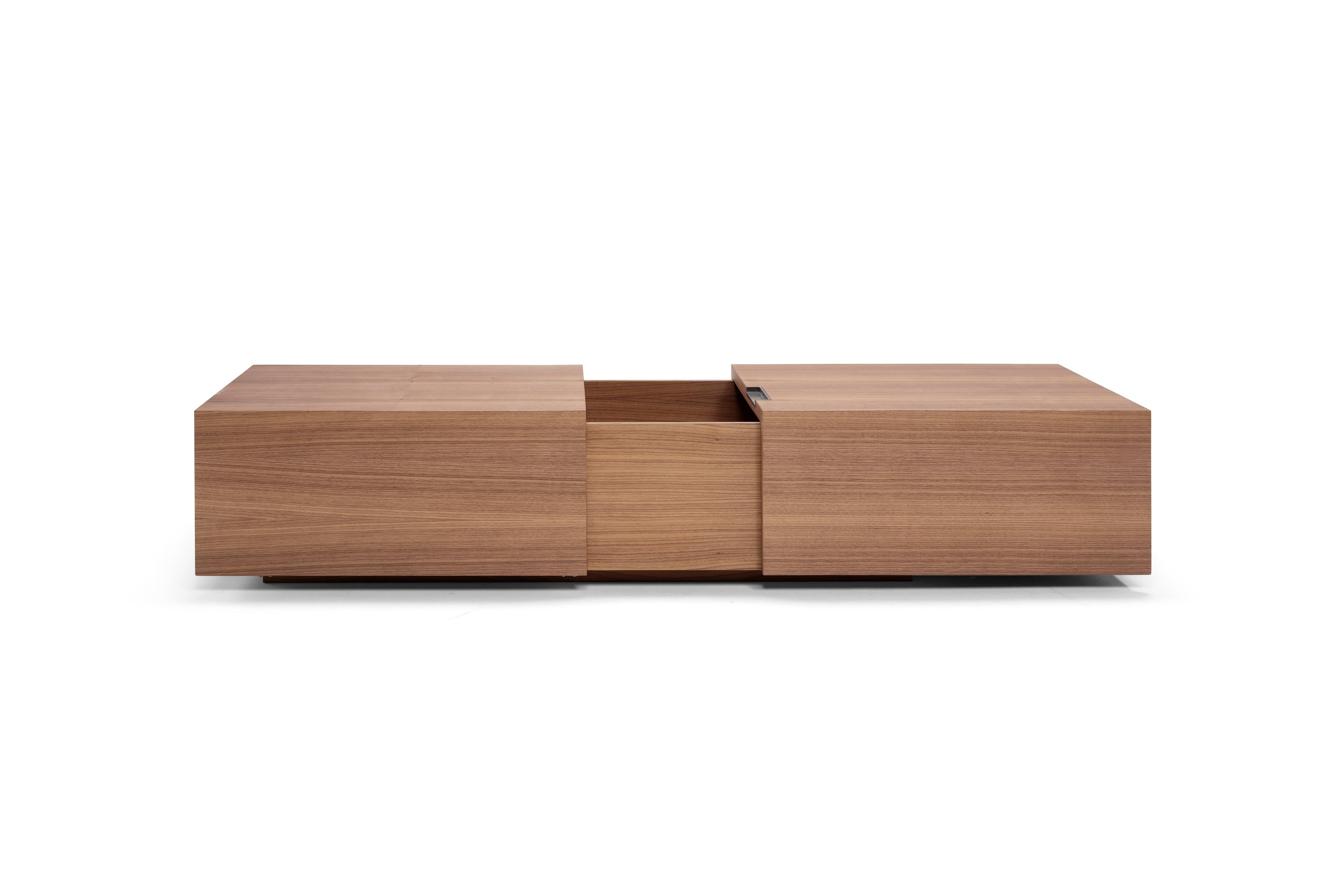 The slide collection, designed by Emanuel Gargano for Amura, includes three types of coffee table in three different dimensional variations. A priority for the living area, with great attention to detail to achieve easy handling, hence the name
