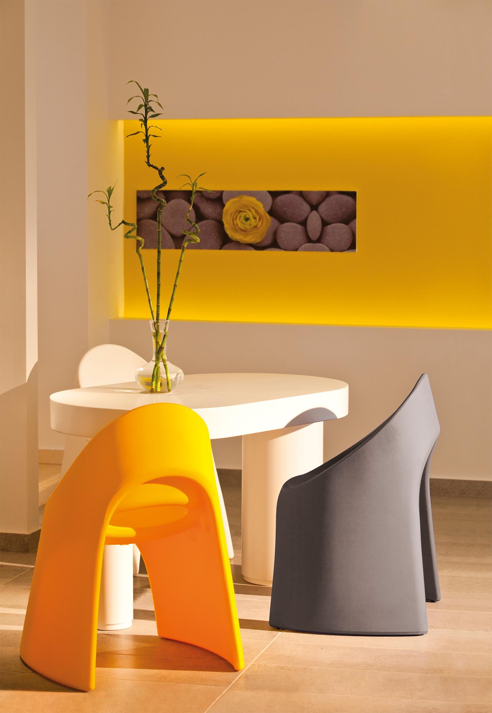 Italo Pertichini entwirft Amélie, eine Familie, die sich durch fließende und geschwungene Linien auszeichnet. Der Designer entwirft eine Familie von Möbeln für den Innen- und Außenbereich, sowohl für den Wohnbereich als auch für den Objektbereich.