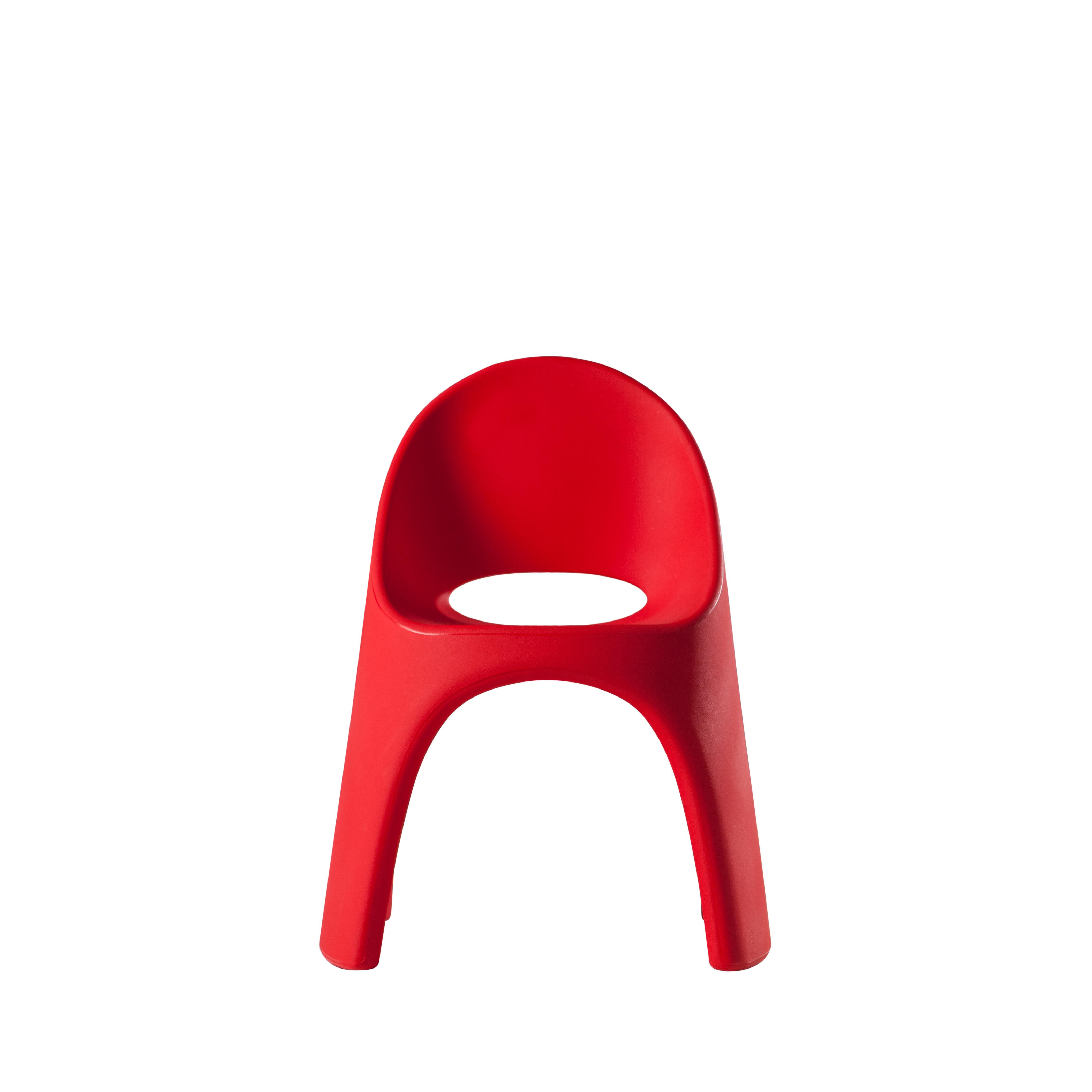 Italo Pertichini designs Amélie, a family characterized by fluid and sinuous lines. The designer creates a family of indoor and outdoor furniture, both for domestic settings or contracts. Amélie is a chair in polyethylene that belongs to this