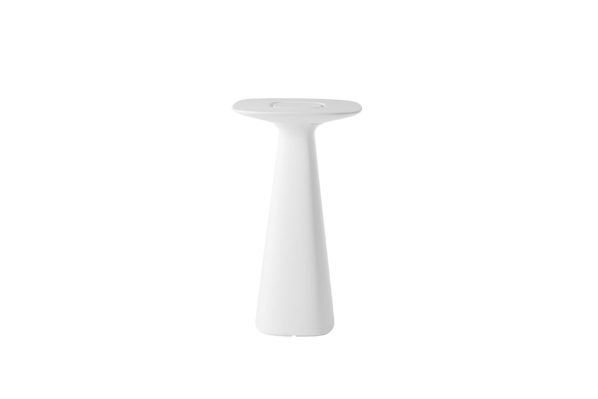 The conical shape characterizes the whole Amélie collection: Amélie Up is a high table and it has a conical stem. The cone is symbol of essentiality and stability: the shape is ideal to create a perfect element for contract projects, events and it