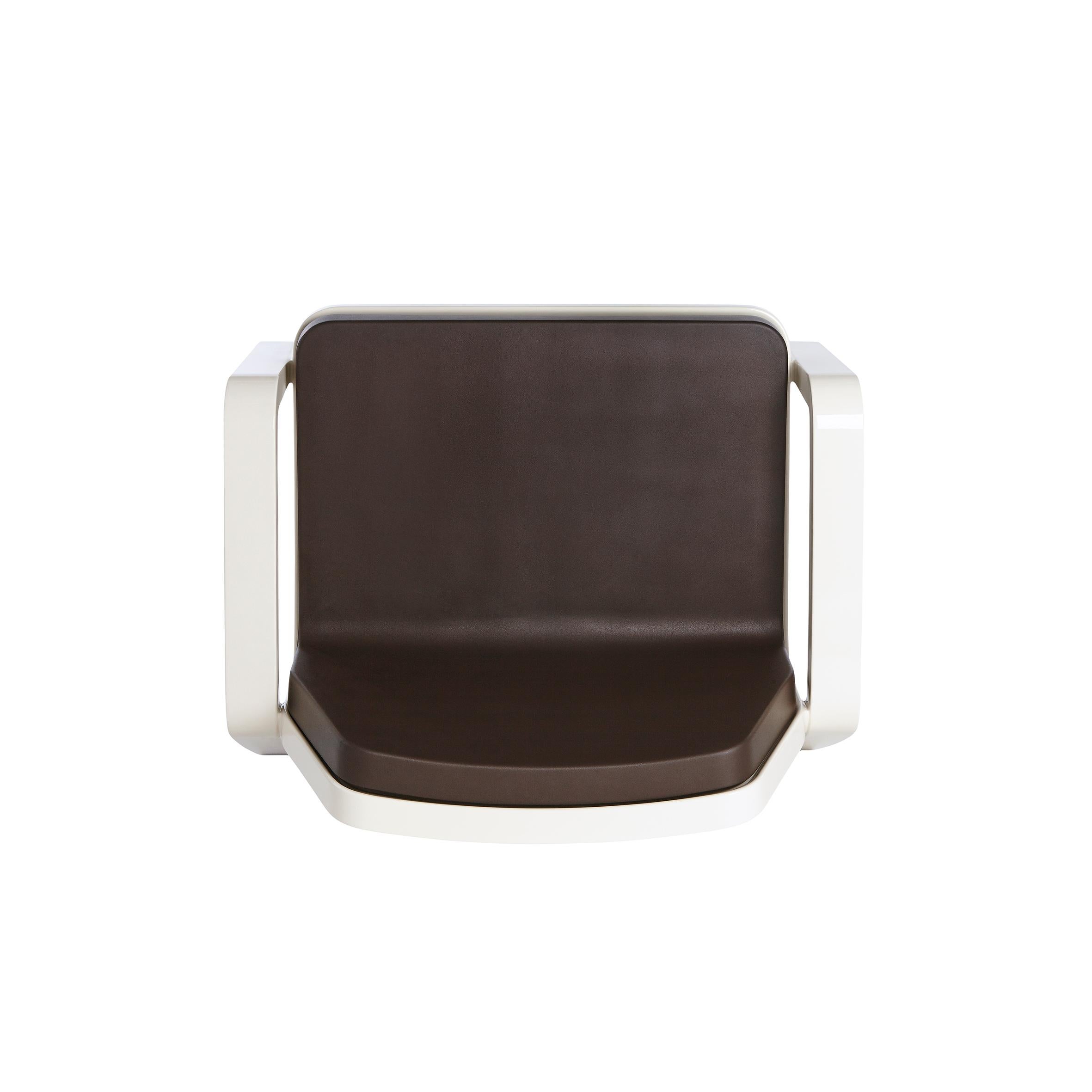 Der Designer Marc Sadler entwirft einen Retro-Sessel, inspiriert von den amerikanischen Swinging '50s, mit ihrem einzigartigen und progressiven Stil. America ist ein eleganter Sitz, eine perfekte Mischung aus modernen Materialien und