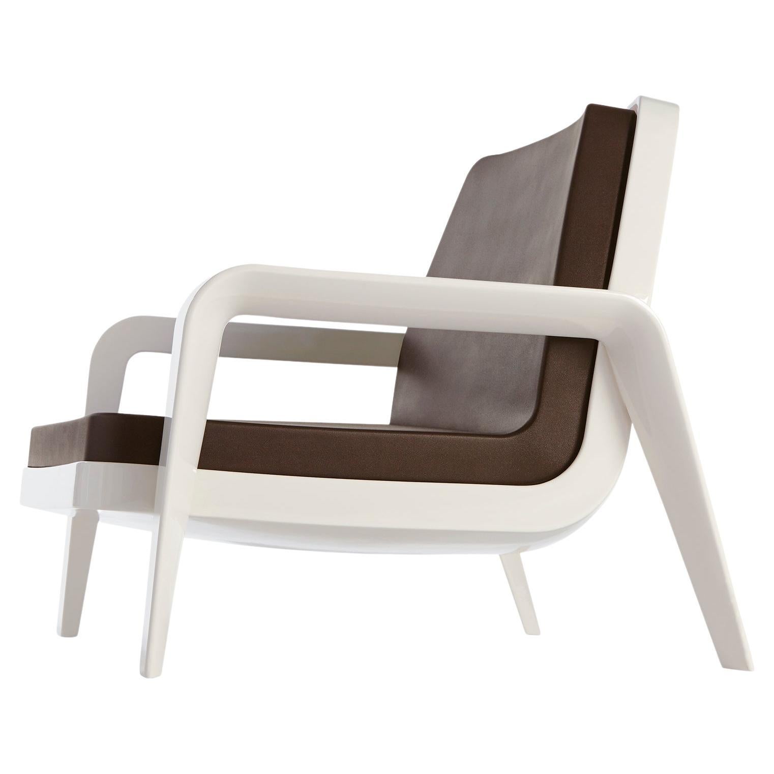 Slide Design America Sessel aus weichem Schokoladenstoff mit milchig-weißem Rahmen